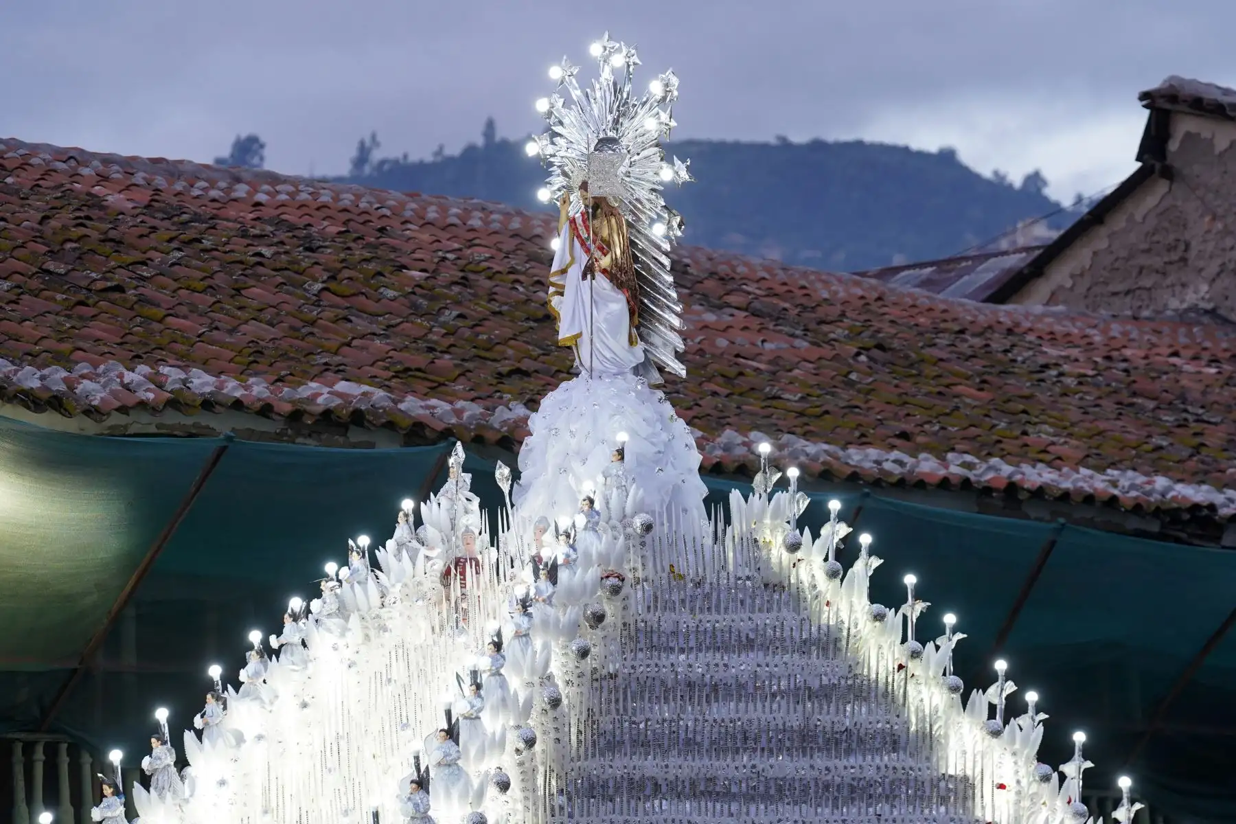 Más de 400 varones cargaron el anda de la imagen del Señor de Pascua de Resurrección en el Domingo de Resurrección por la Plaza Mayor de Huamanga en Ayacucho. 
Foto: ANDINA/Genry Bautista
