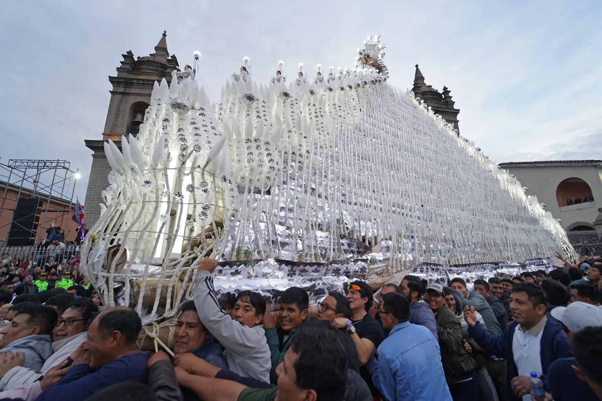 La anda del Señor de Pascua de Resurrección por un lapso de una hora recorrió el perímetro de la Plaza Mayor de Huamanga
Foto: ANDINA/Genry Bautista