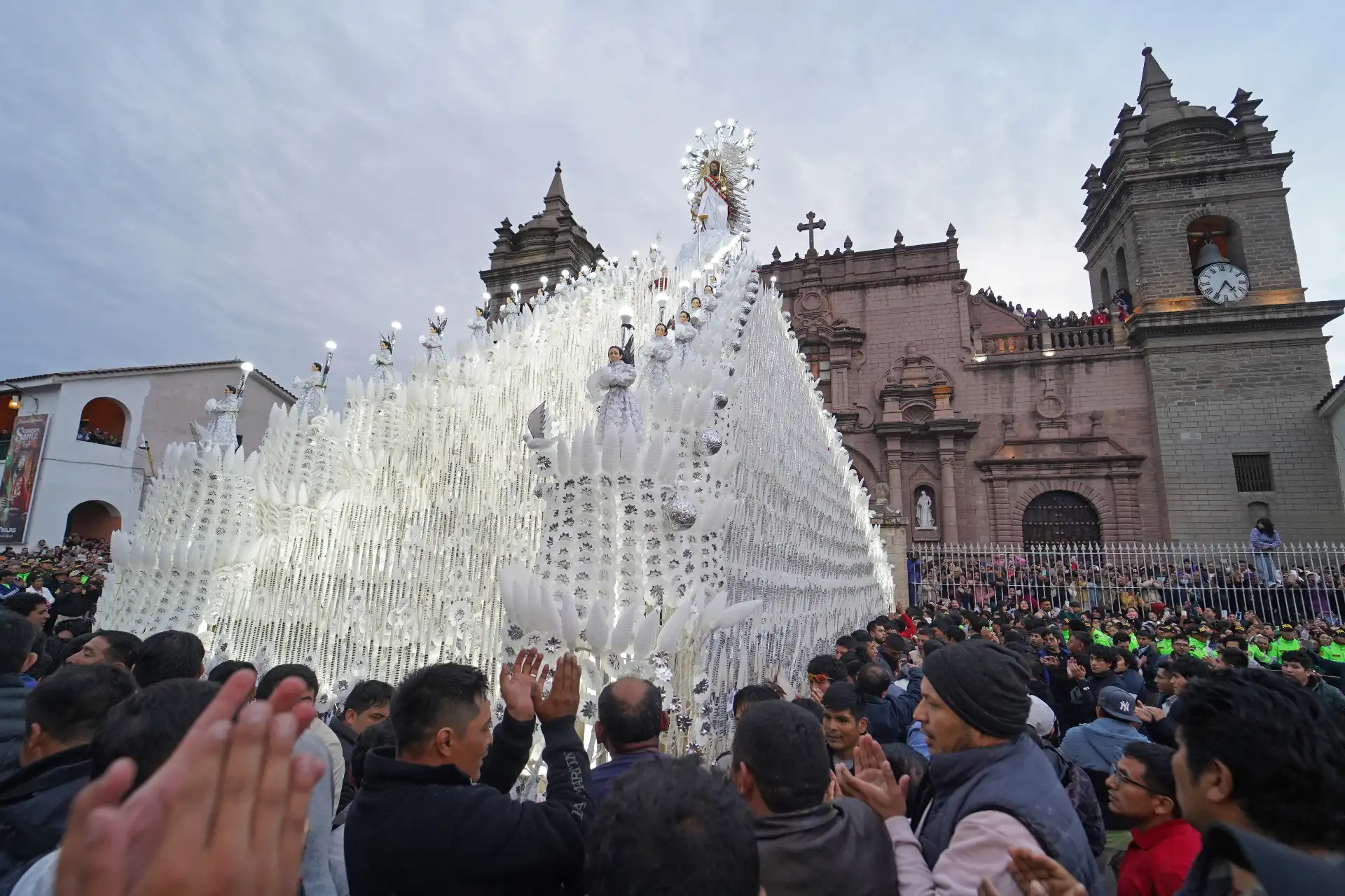 Más de 400 varones cargaron el anda de la imagen del Señor de Pascua de Resurrección en el Domingo de Resurrección por la Plaza Mayor de Huamanga en Ayacucho. 
Foto: ANDINA/Genry Bautista
