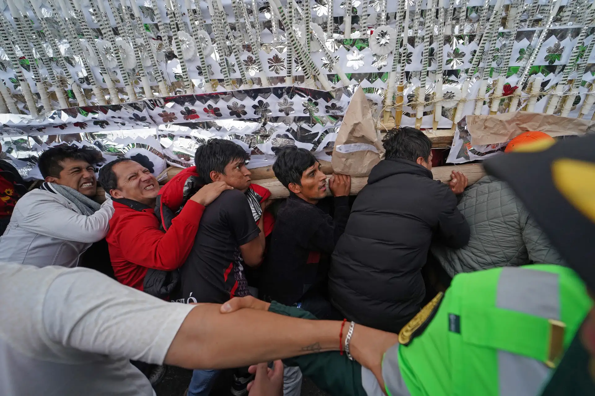 Las actividades por la Semana Santa estuvo presidido por el arzobispo de Ayacucho, Salvador Piñeiro, quien oficio la Santa Misa de la Pascua del Señor Resucitado en la basílica catedral.
Foto: ANDINA/Genry Bautista