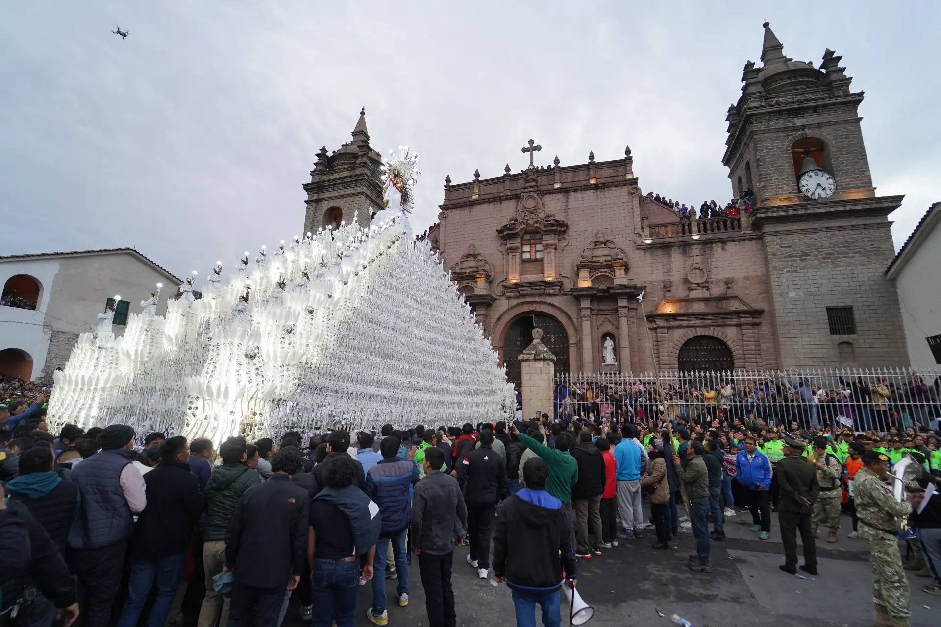 Más de 400 varones cargaron el anda de la imagen del Señor de Pascua de Resurrección en el Domingo de Resurrección por la Plaza Mayor de Huamanga en Ayacucho. 
Foto: ANDINA/Genry Bautista