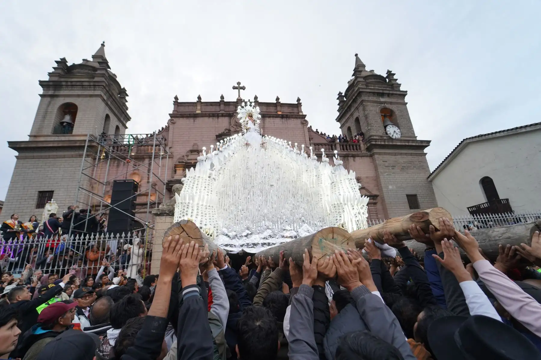 La anda del Señor de Pascua de Resurrección por un lapso de una hora recorrió el perímetro de la Plaza Mayor de Huamanga
Foto: ANDINA/Genry Bautista