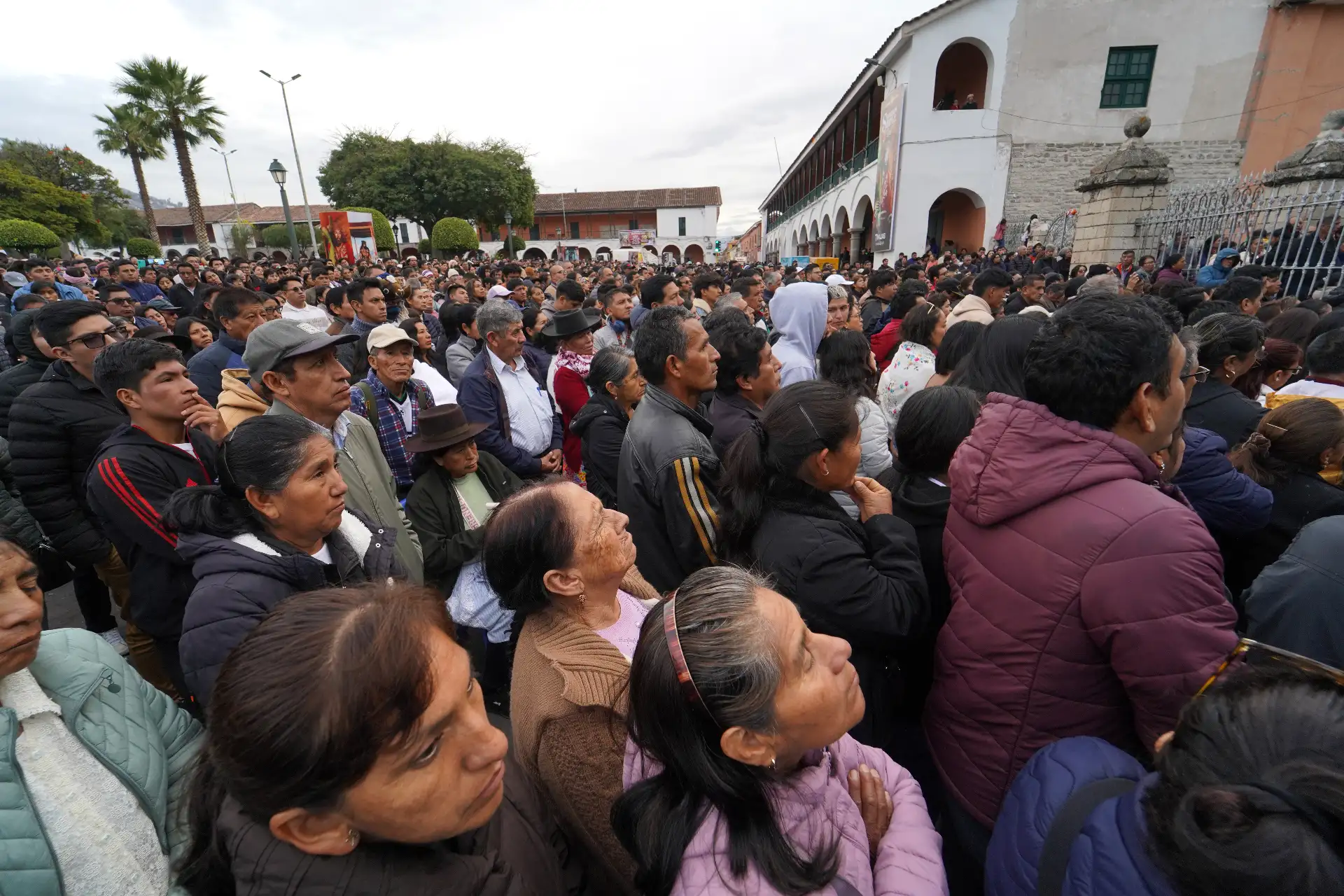 Las actividades por la Semana Santa estuvo presidido por el arzobispo de Ayacucho, Salvador Piñeiro, quien oficio la Santa Misa de la Pascua del Señor Resucitado en la basílica catedral.
Foto: ANDINA/Genry Bautista