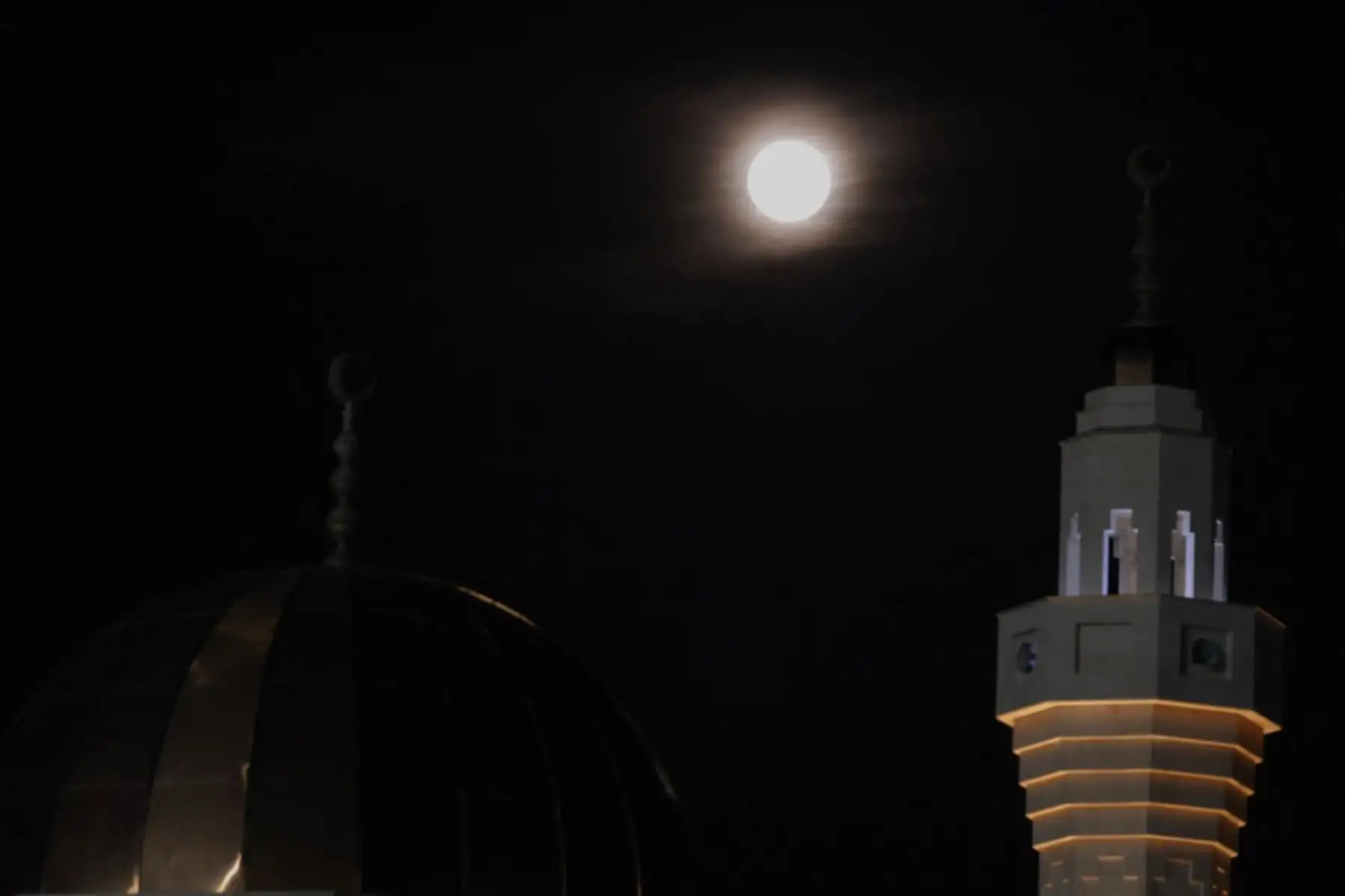 La luna llena se eleva sobre la ciudad de Doha, en Qatar. Foto: ANDINA/AFP