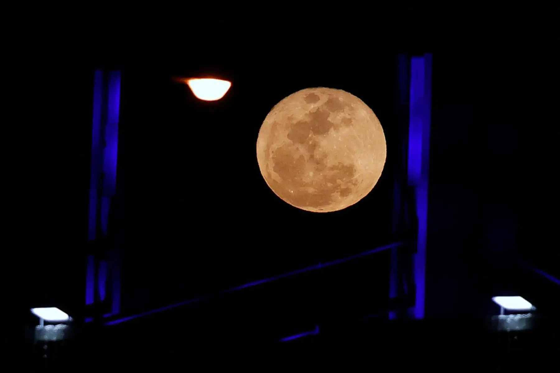 La luna llena se eleva sobre la ciudad de Doha, en Qatar. Foto: ANDINA/AFP
