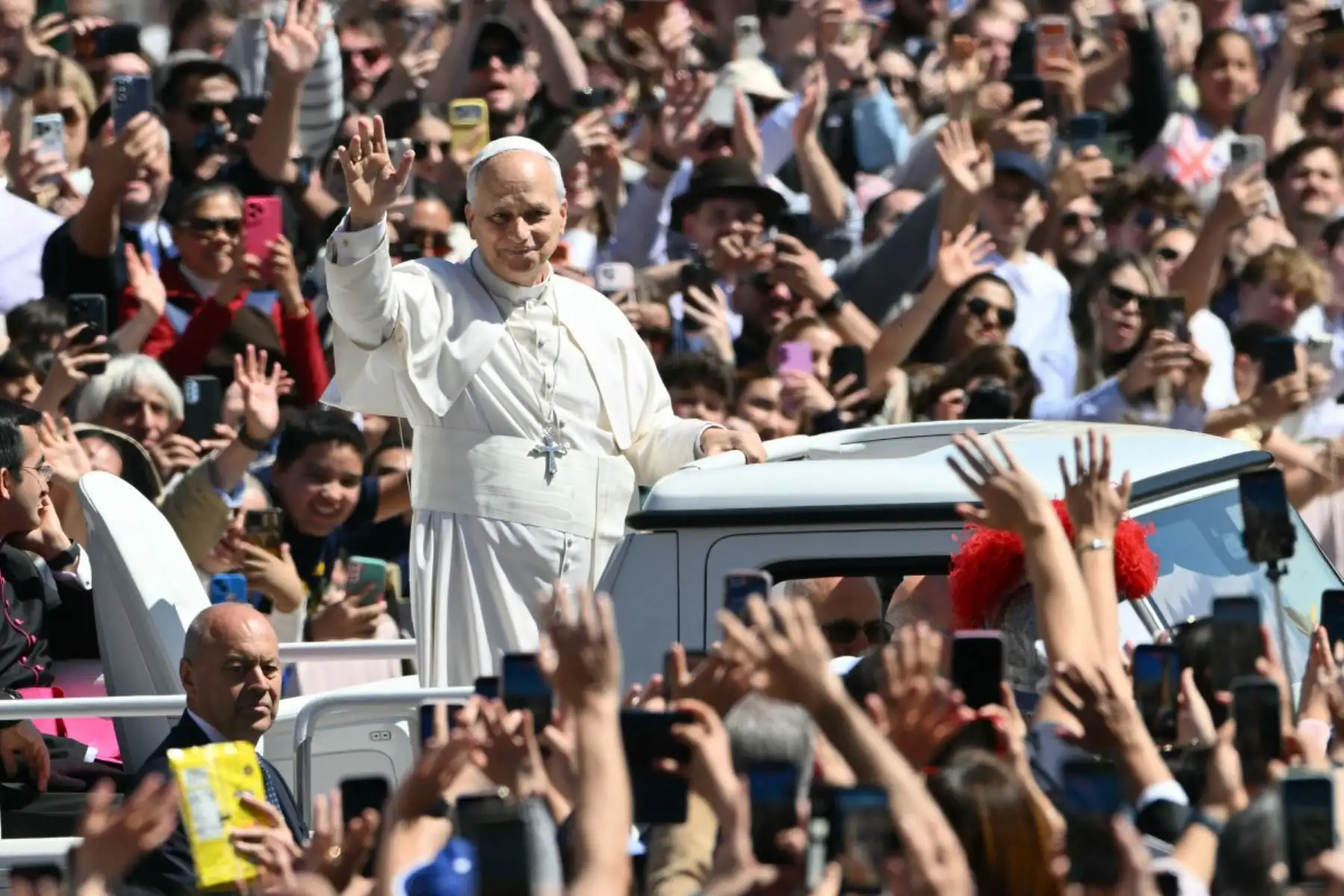 El papa León XIV saluda a la multitud desde el papamóvil tras la misa de Pascua, en el marco de las celebraciones de la Semana Santa, en la plaza de San Pedro del Vaticano. Foto: ANDINA/AFP