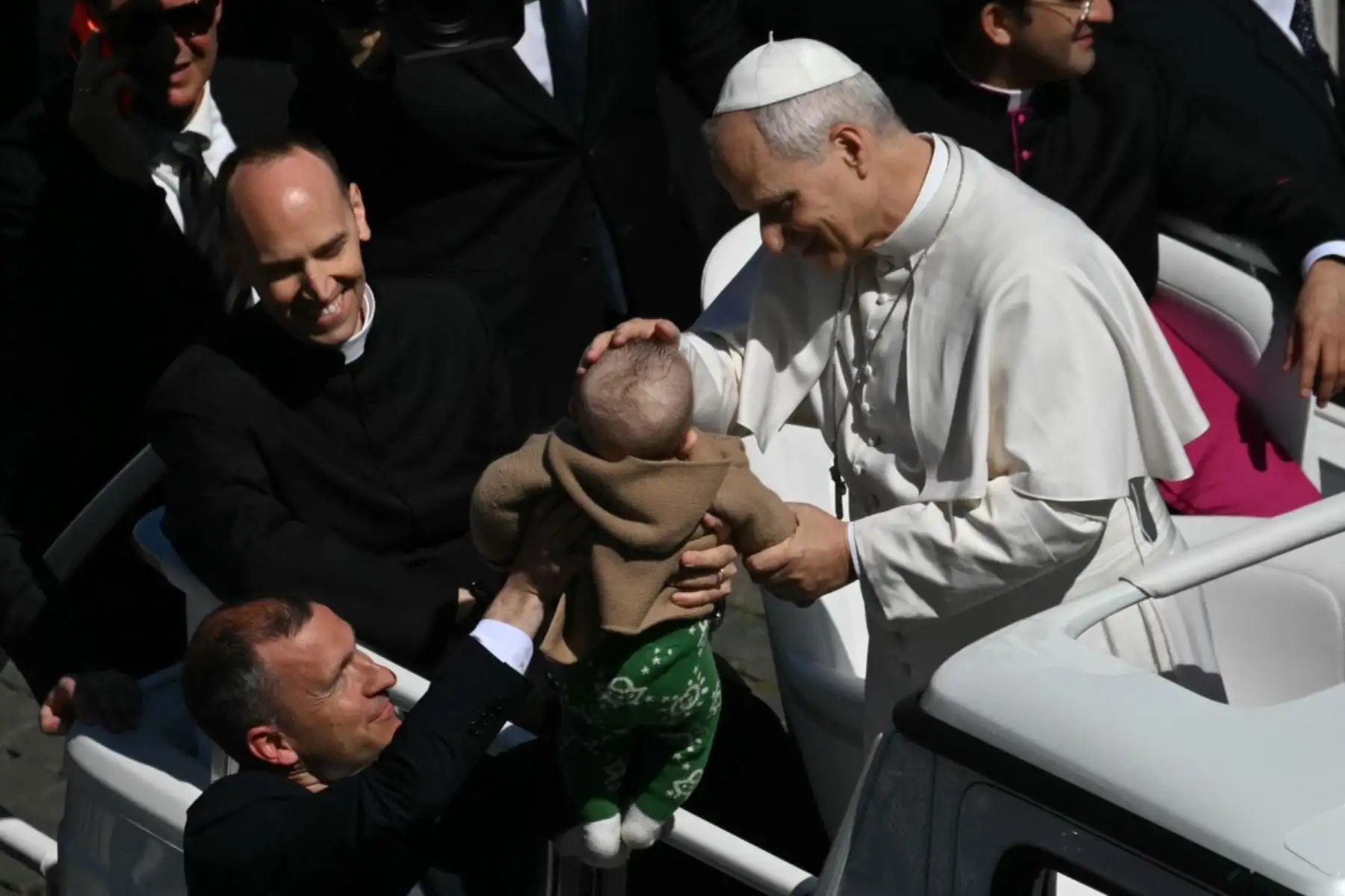 El papa León XIV bendice a un bebé que le fue presentado desde el papamóvil tras la misa de Pascua, en el marco de las celebraciones de la Semana Santa, en la plaza de San Pedro del Vaticano. Foto: ANDINA/AFP