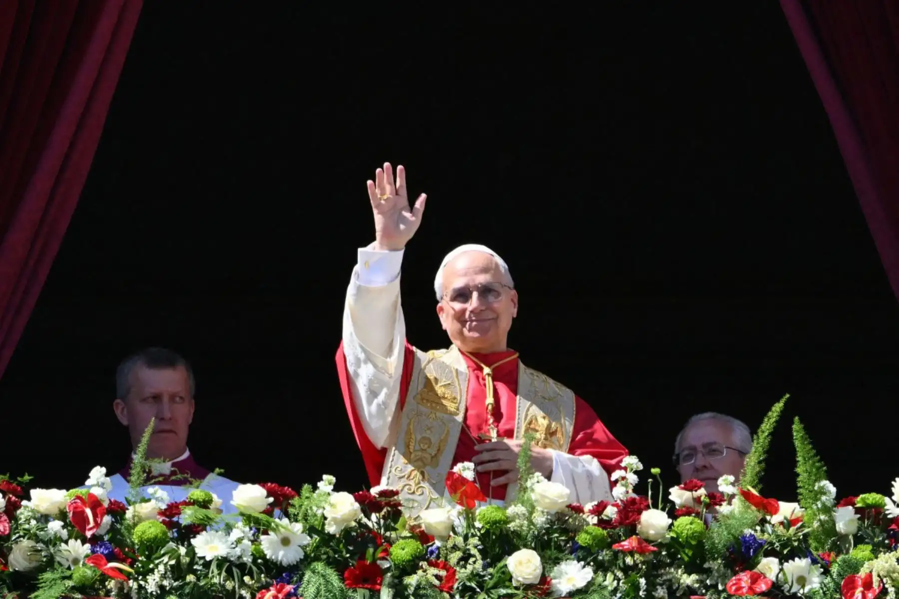 El papa León XIV saluda a la multitud desde el balcón principal de la basílica de San Pedro para transmitir el mensaje Urbi et Orbi y la bendición a la ciudad y al mundo, en el marco de las celebraciones de Pascua, en la plaza de San Pedro del Vaticano. Foto: ANDINA/ AFP