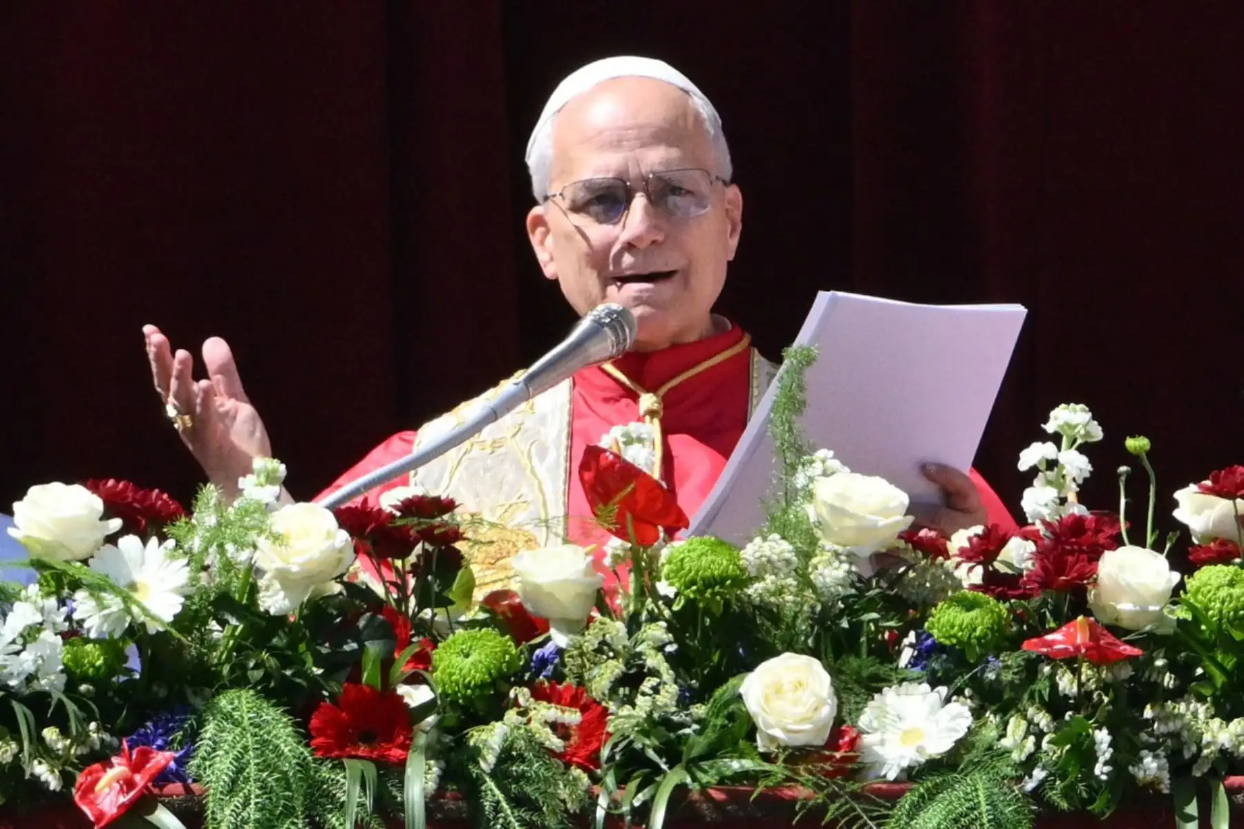 El papa León XIV se dirige a la multitud desde el balcón principal de la basílica de San Pedro para impartir el mensaje Urbi et Orbi y la bendición a la ciudad y al mundo, en el marco de las celebraciones de Pascua, en la plaza de San Pedro del Vaticano.
Foto: ANDINA/AFP