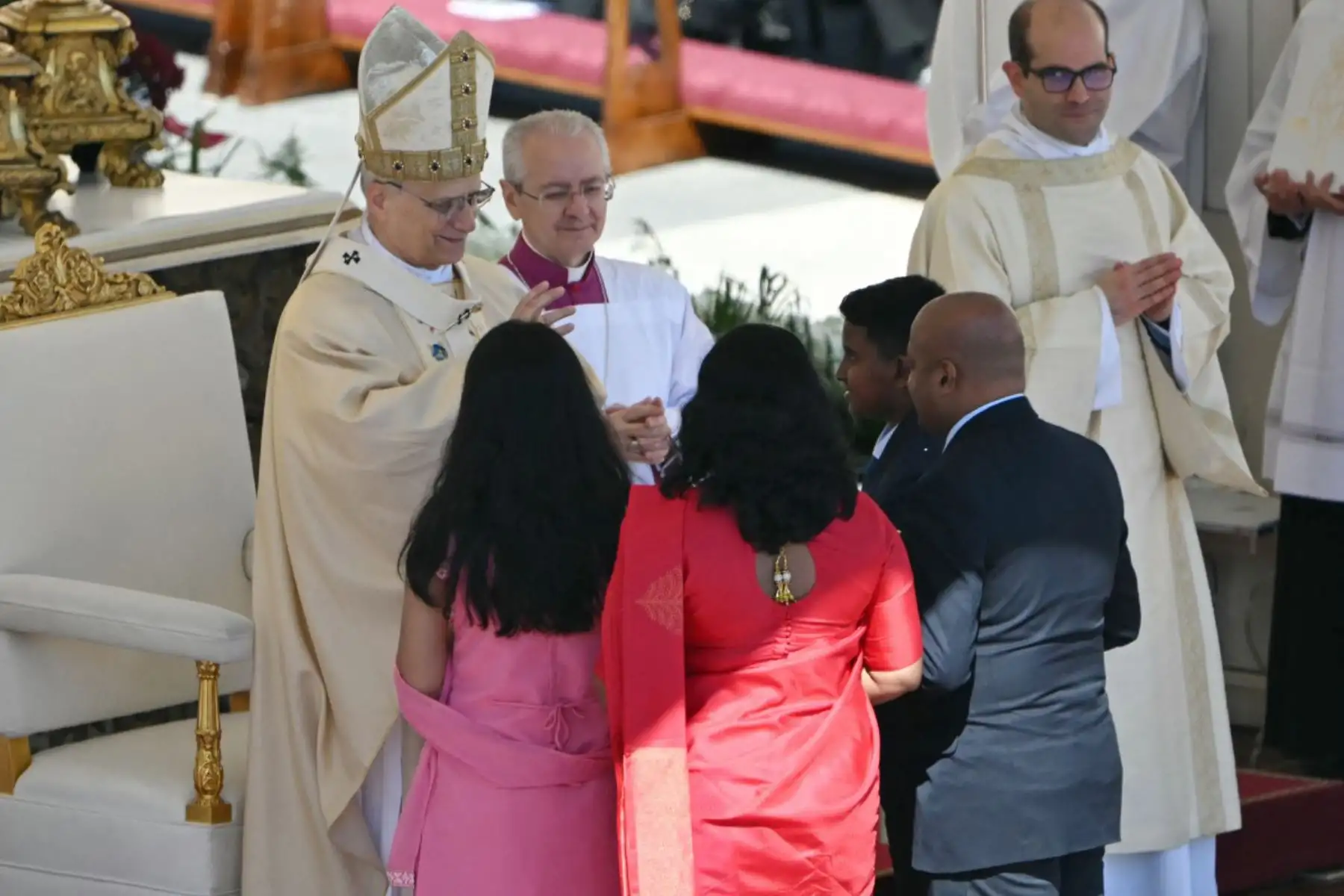 El Papa León XIV bendice a los fieles durante la Misa de Pascua, en el marco de las celebraciones de la Semana Santa, en la Plaza de San Pedro del Vaticano. Foto: ANDINA/AFP