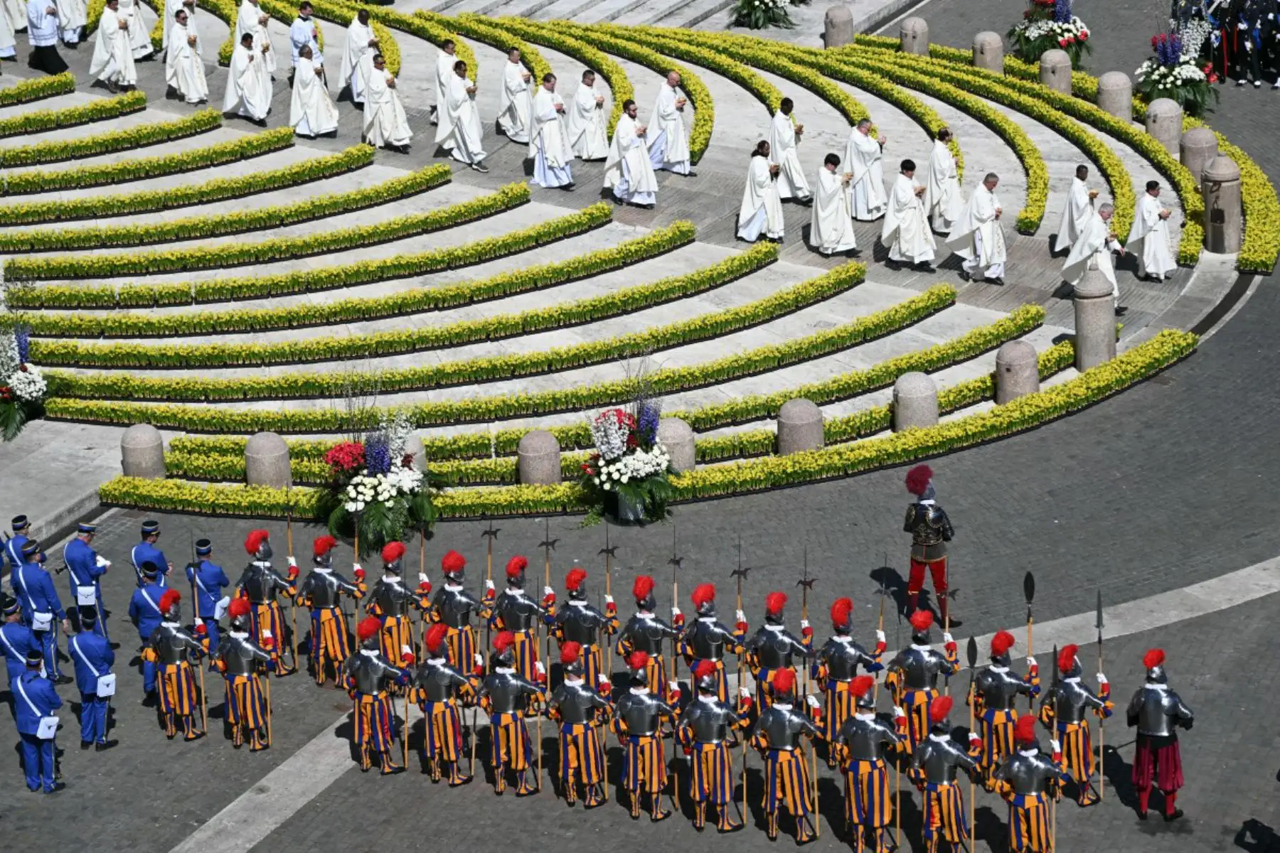 Clérigos participan en procesión al finalizar la Misa de Pascua, como parte de las celebraciones de la Semana Santa, en la Plaza de San Pedro en el Vaticano. Foto: ANDINA/AFP