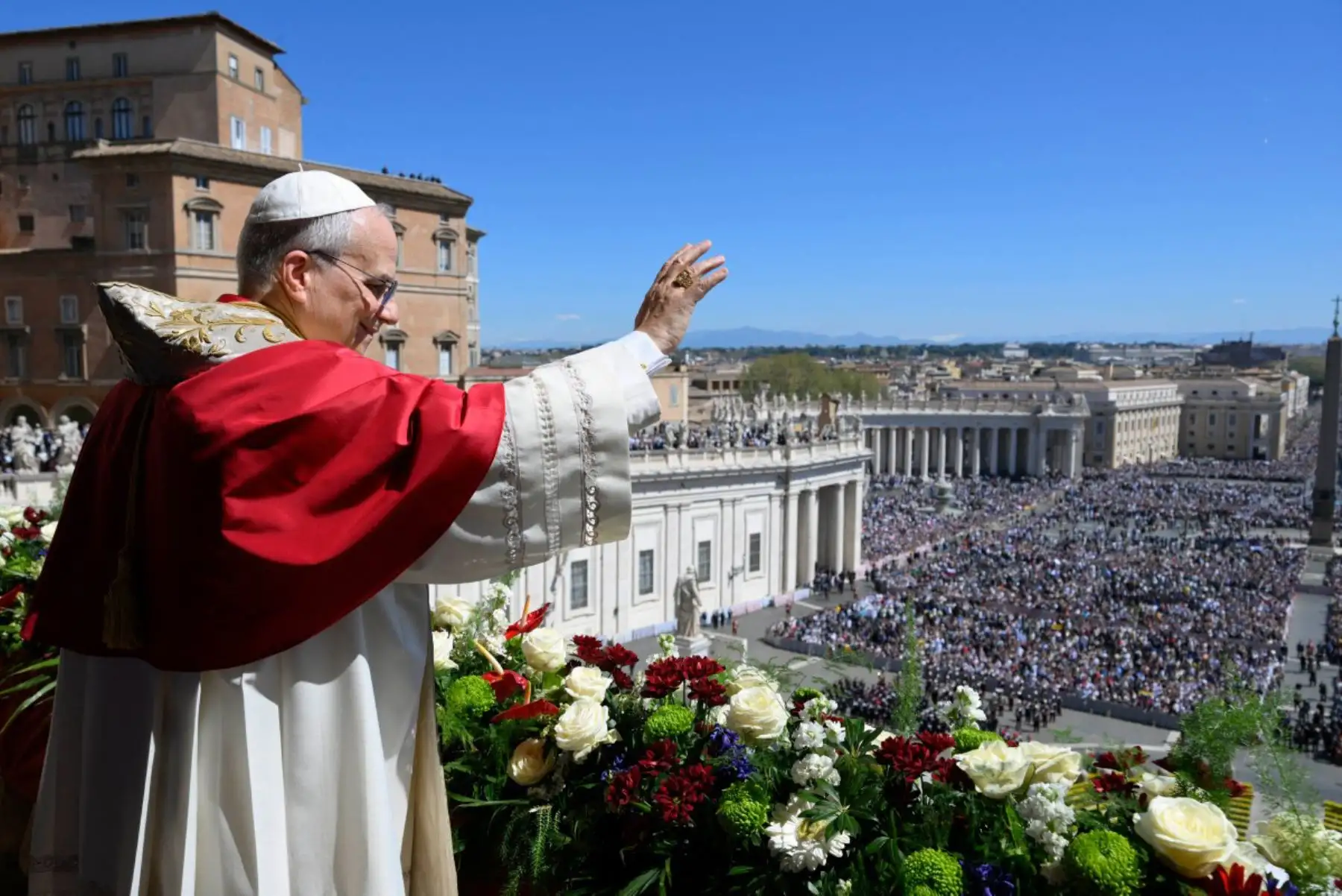 Papa León XIV dirigiéndose a la multitud desde el balcón principal de la Basílica de San Pedro para impartir el mensaje Urbi et Orbi y la bendición a la ciudad y al mundo, en el marco de las celebraciones de Pascua en el Vaticano. Foto: ANDINA/AFP