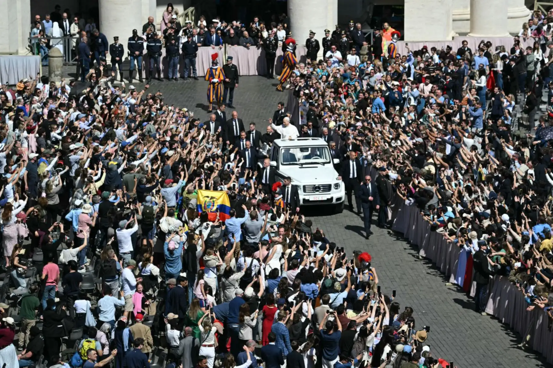 El papa León XIV saluda a la multitud desde el papamóvil tras la misa de Pascua, en el marco de las celebraciones de la Semana Santa, en la plaza de San Pedro del Vaticano. Foto: ANDINA/AFP