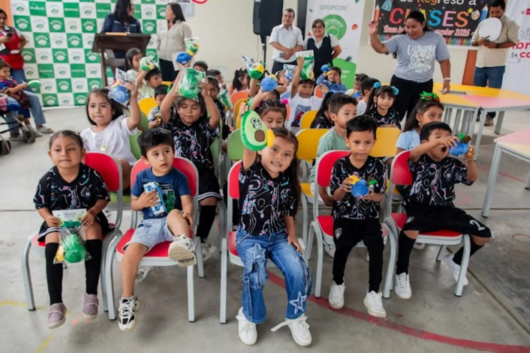 Con nuevo mobiliario contará colegio de provincia liberteña de Virú