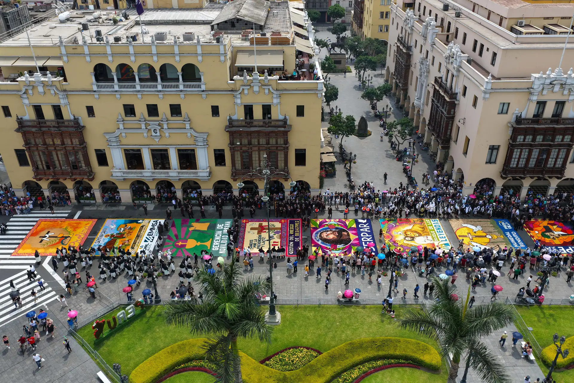 En el marco de las celebraciones por Semana Santa, la Municipalidad Metropolitana de Lima realizó hoy domingo 5 de abril el “Concurso de Palmas y Alfombras Florales – Semana Santa 2026” en la Plaza Mayor de Lima. Foto: ANDINA/Daniel Bracamonte