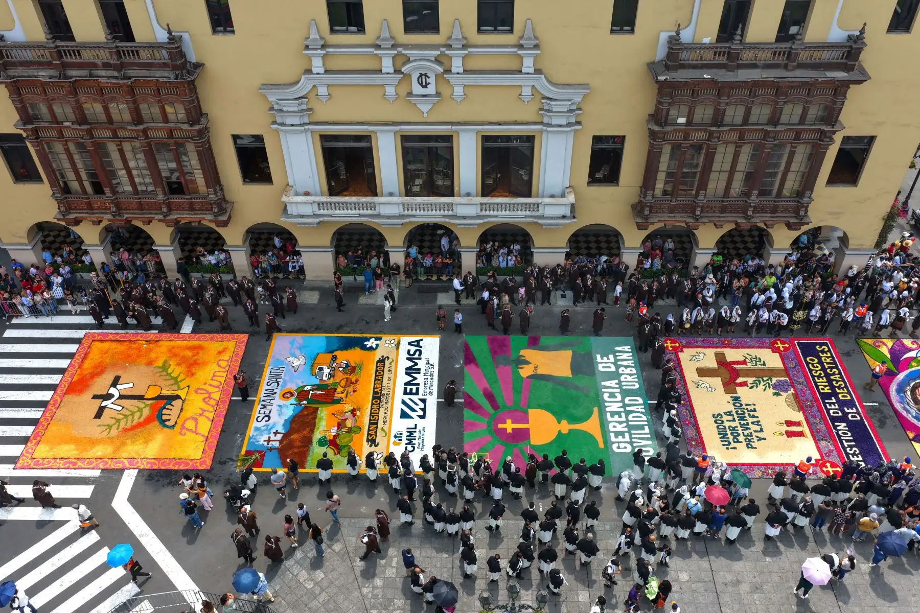 En el “Concurso de Palmas y Alfombras Florales – Semana Santa 2026” realizado en la Plaza Mayor de Lima, las alfombras están elaboradas en un 80% con flores naturales y elementos tradicionales, y destacan por sus diseños llenos de simbolismo religioso y mensajes de fe. Foto: ANDINA/Daniel Bracamonte