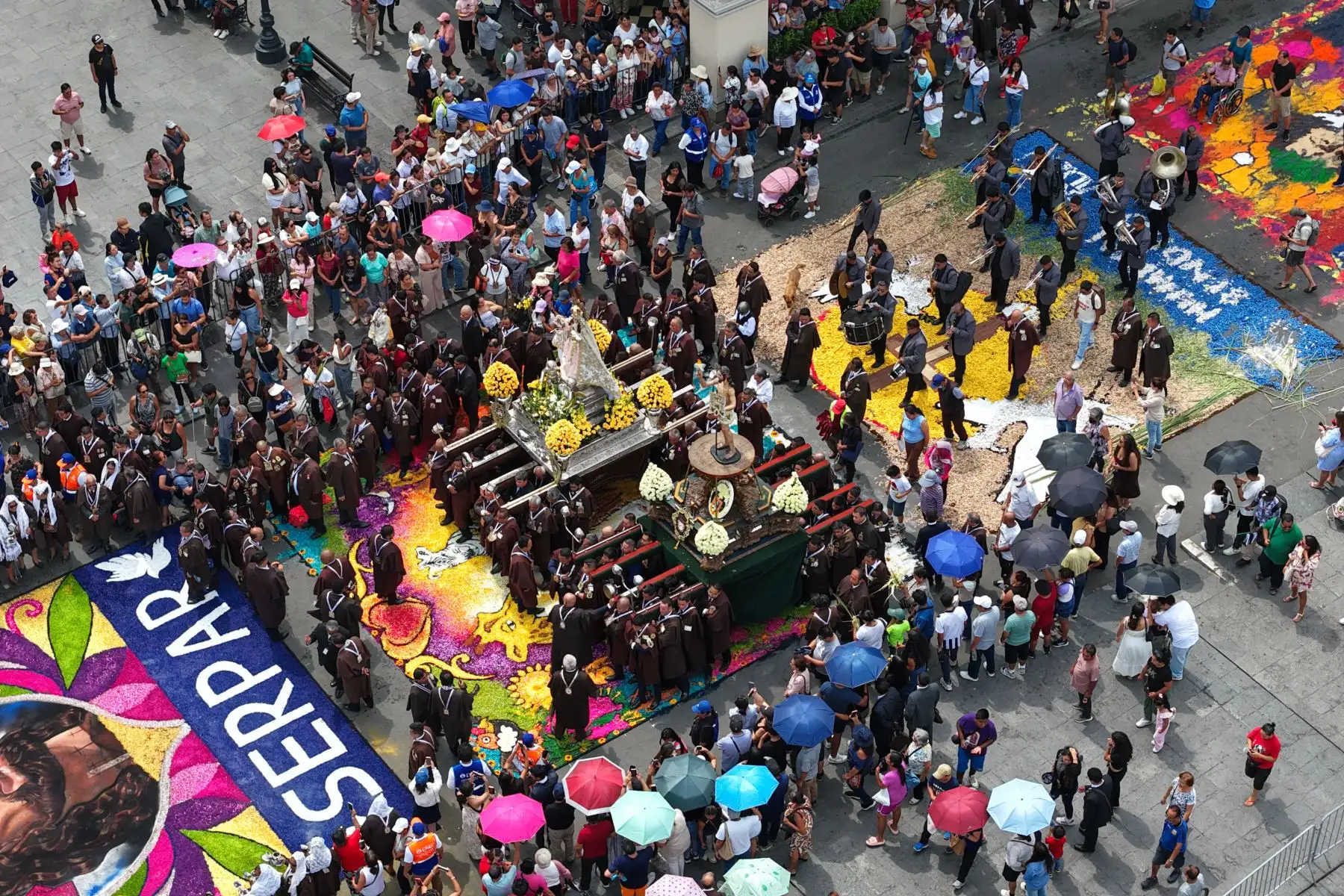 En el marco de las celebraciones por Semana Santa, la Municipalidad Metropolitana de Lima realizó hoy domingo 5 de abril el “Concurso de Palmas y Alfombras Florales – Semana Santa 2026” en la Plaza Mayor de Lima. Foto: ANDINA/Daniel Bracamonte