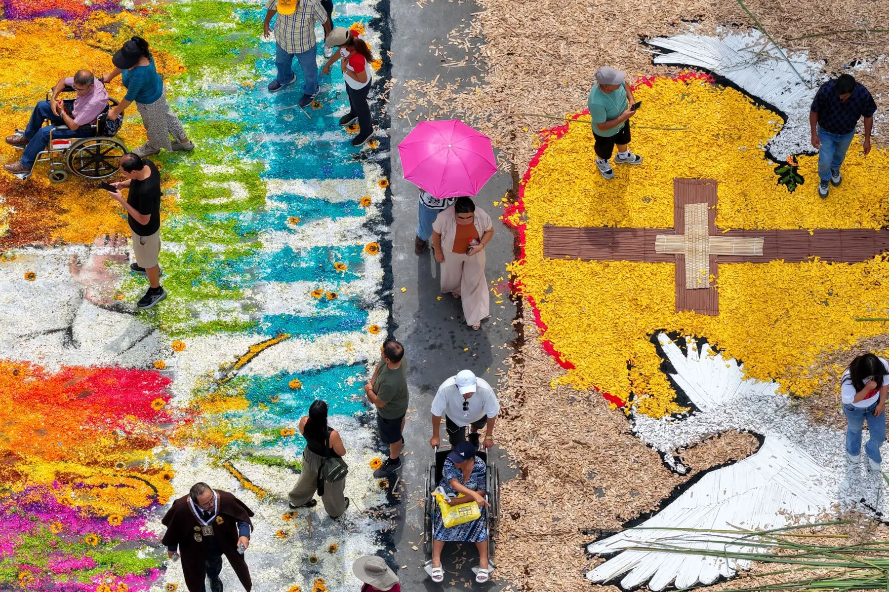 En el “Concurso de Palmas y Alfombras Florales – Semana Santa 2026” realizado en la Plaza Mayor de Lima, las alfombras están elaboradas en un 80% con flores naturales y elementos tradicionales, y destacan por sus diseños llenos de simbolismo religioso y mensajes de fe. Foto: ANDINA/Daniel Bracamonte