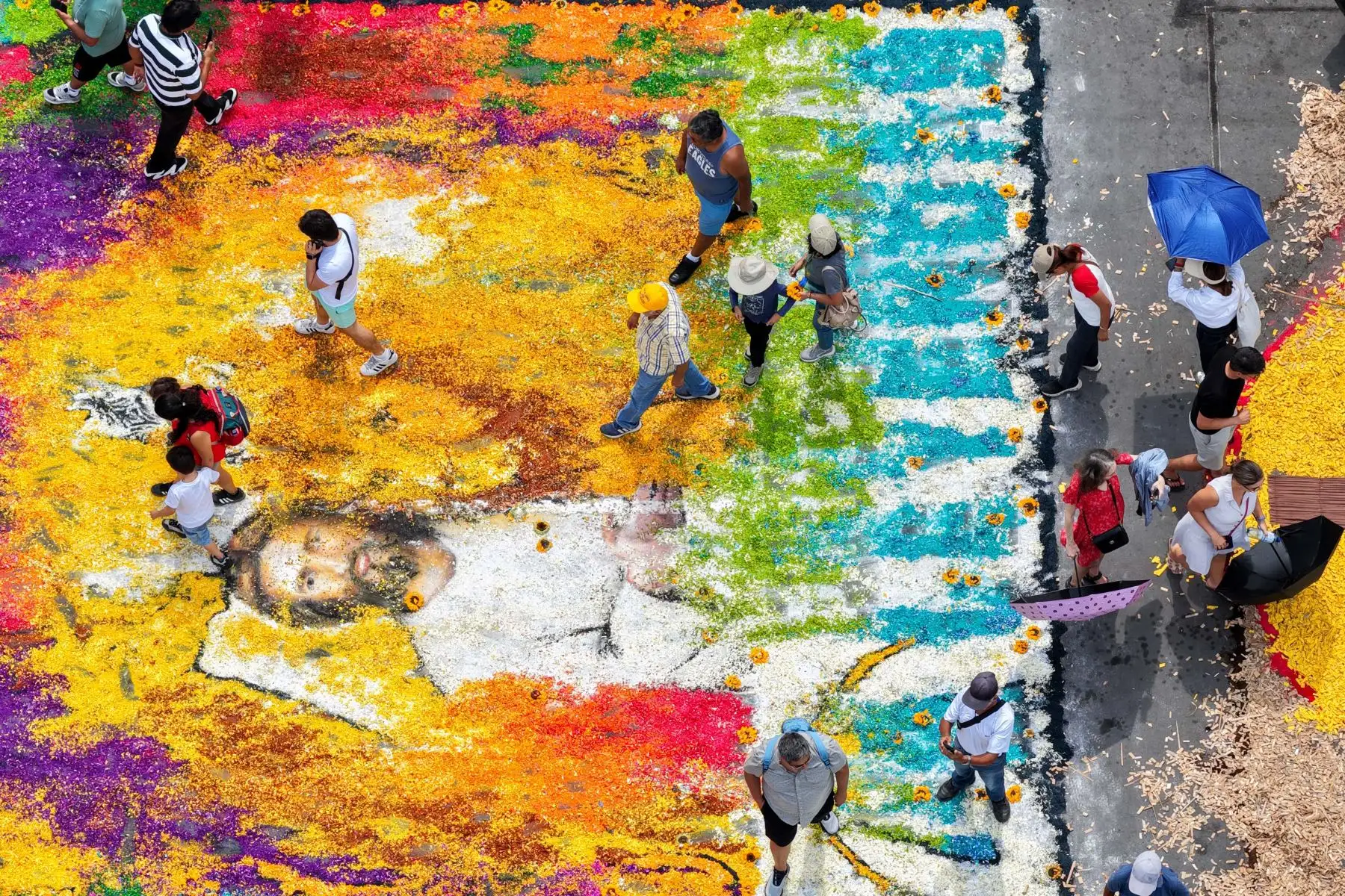 En el “Concurso de Palmas y Alfombras Florales – Semana Santa 2026” realizado en la Plaza Mayor de Lima, las alfombras están elaboradas en un 80% con flores naturales y elementos tradicionales, y destacan por sus diseños llenos de simbolismo religioso y mensajes de fe. Foto: ANDINA/Daniel Bracamonte