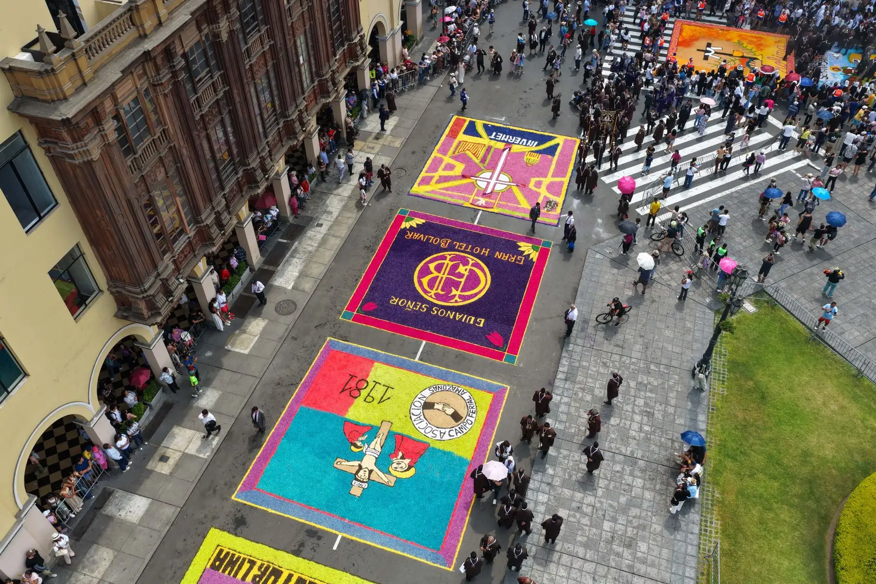 En el “Concurso de Palmas y Alfombras Florales – Semana Santa 2026” realizado en la Plaza Mayor de Lima, las alfombras están elaboradas en un 80% con flores naturales y elementos tradicionales, y destacan por sus diseños llenos de simbolismo religioso y mensajes de fe. Foto: ANDINA/Daniel Bracamonte