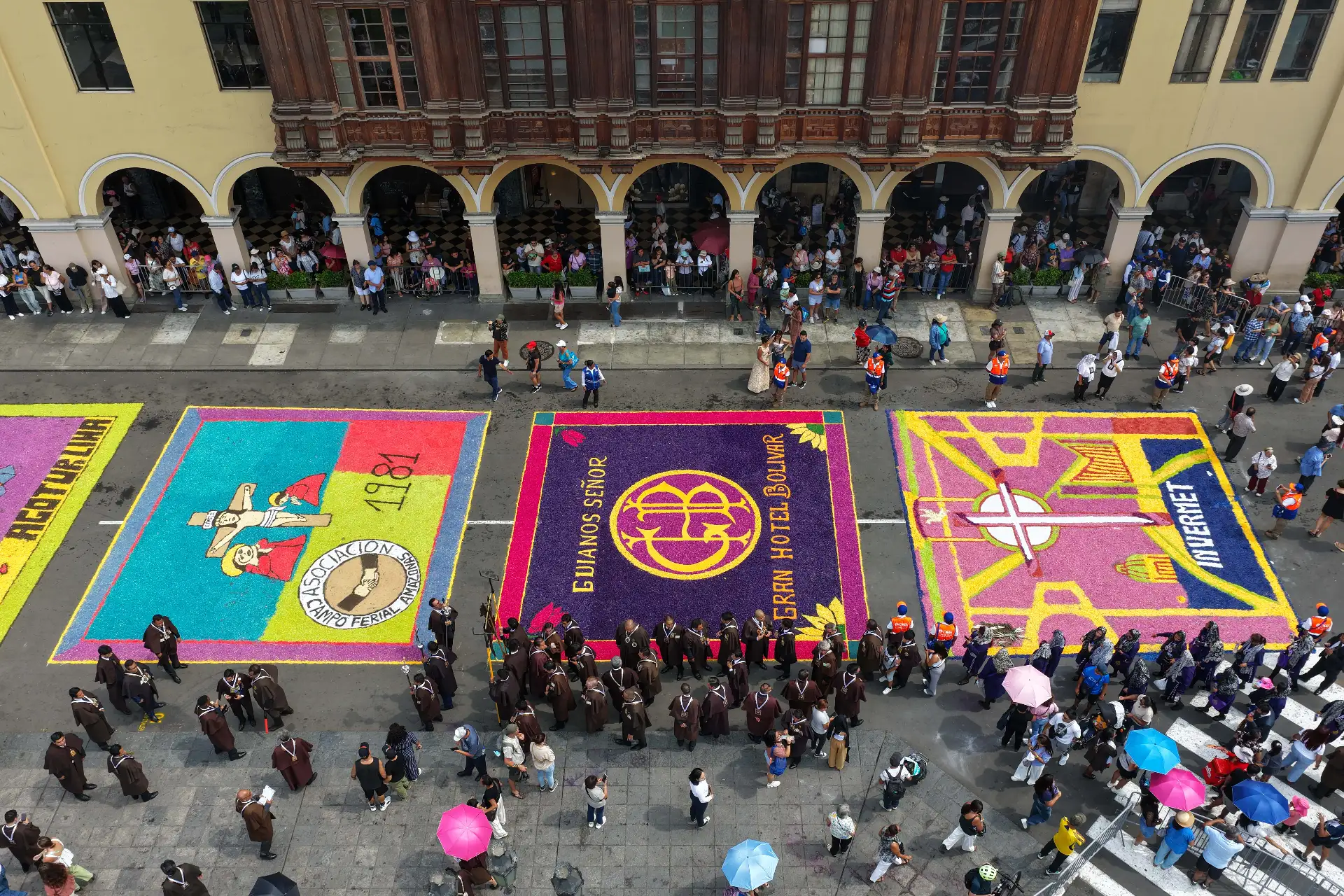En el “Concurso de Palmas y Alfombras Florales – Semana Santa 2026” realizado en la Plaza Mayor de Lima, las alfombras están elaboradas en un 80% con flores naturales y elementos tradicionales, y destacan por sus diseños llenos de simbolismo religioso y mensajes de fe. Foto: ANDINA/Daniel Bracamonte