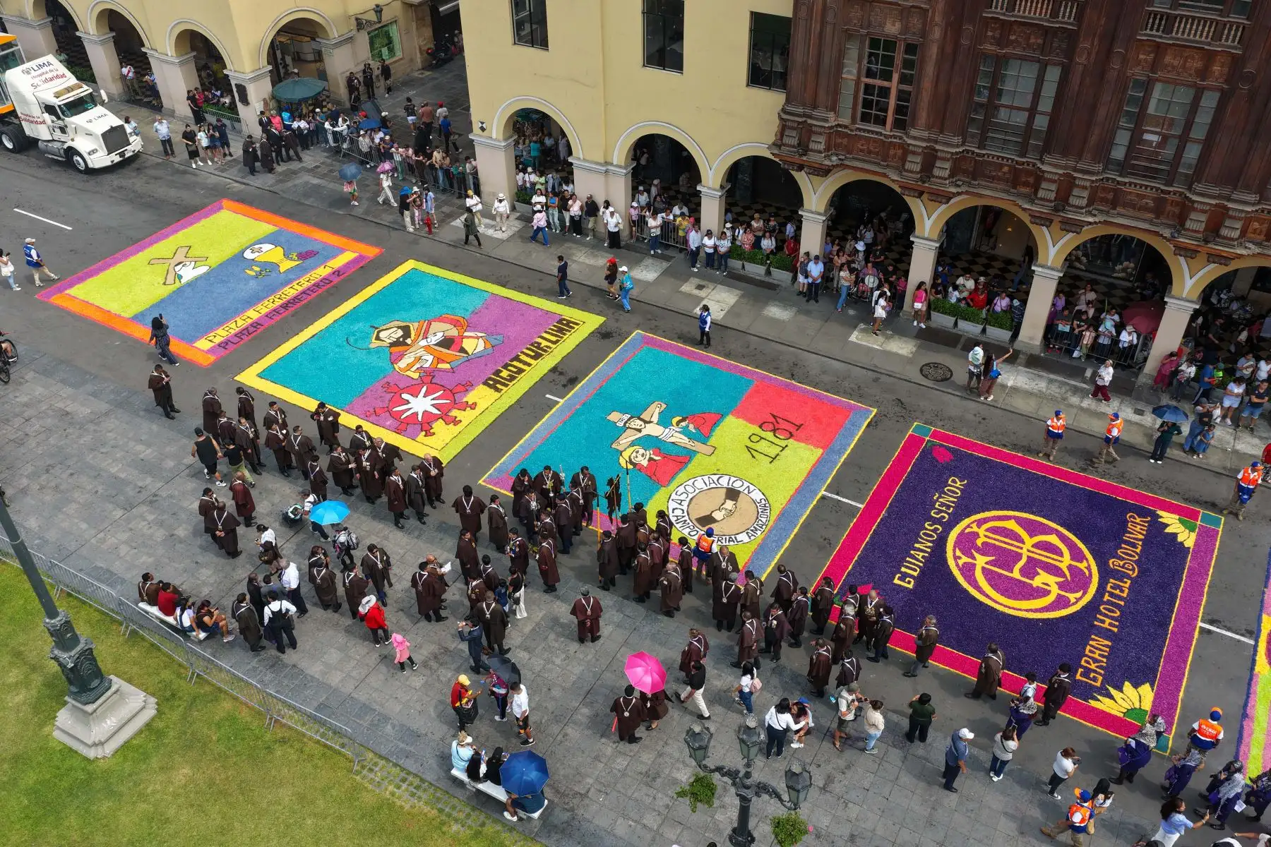En el “Concurso de Palmas y Alfombras Florales – Semana Santa 2026” realizado en la Plaza Mayor de Lima, las alfombras están elaboradas en un 80% con flores naturales y elementos tradicionales, y destacan por sus diseños llenos de simbolismo religioso y mensajes de fe. Foto: ANDINA/Daniel Bracamonte