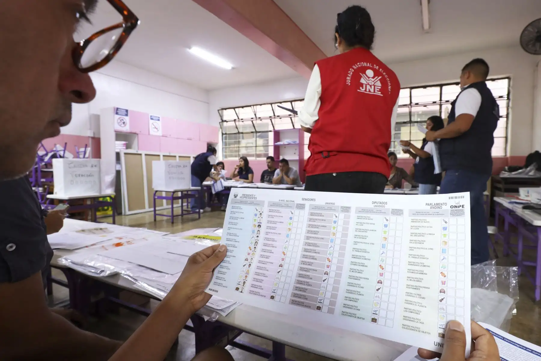 El Jurado Nacional de Elecciones fiscalizó este domingo 5 la segunda jornada de capacitación de miembros de mesa y el simulacro de cómputo de resultados con miras a las Elecciones Generales 2026, previstas para el 12 de abril. La supervisión se realizó en locales de Lima y diversas regiones del país, donde la Oficina Nacional de Procesos Electorales, a través de sus oficinas descentralizadas, capacitó a titulares y suplentes designados. Foto: JNE