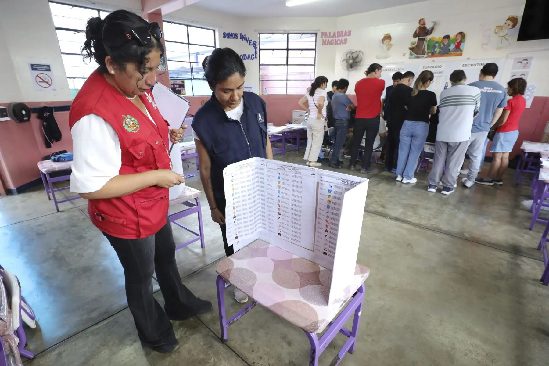 El Jurado Nacional de Elecciones fiscalizó este domingo 5 la segunda jornada de capacitación de miembros de mesa y el simulacro de cómputo de resultados con miras a las Elecciones Generales 2026, previstas para el 12 de abril. La supervisión se realizó en locales de Lima y diversas regiones del país, donde la Oficina Nacional de Procesos Electorales, a través de sus oficinas descentralizadas, capacitó a titulares y suplentes designados. Foto: JNE
