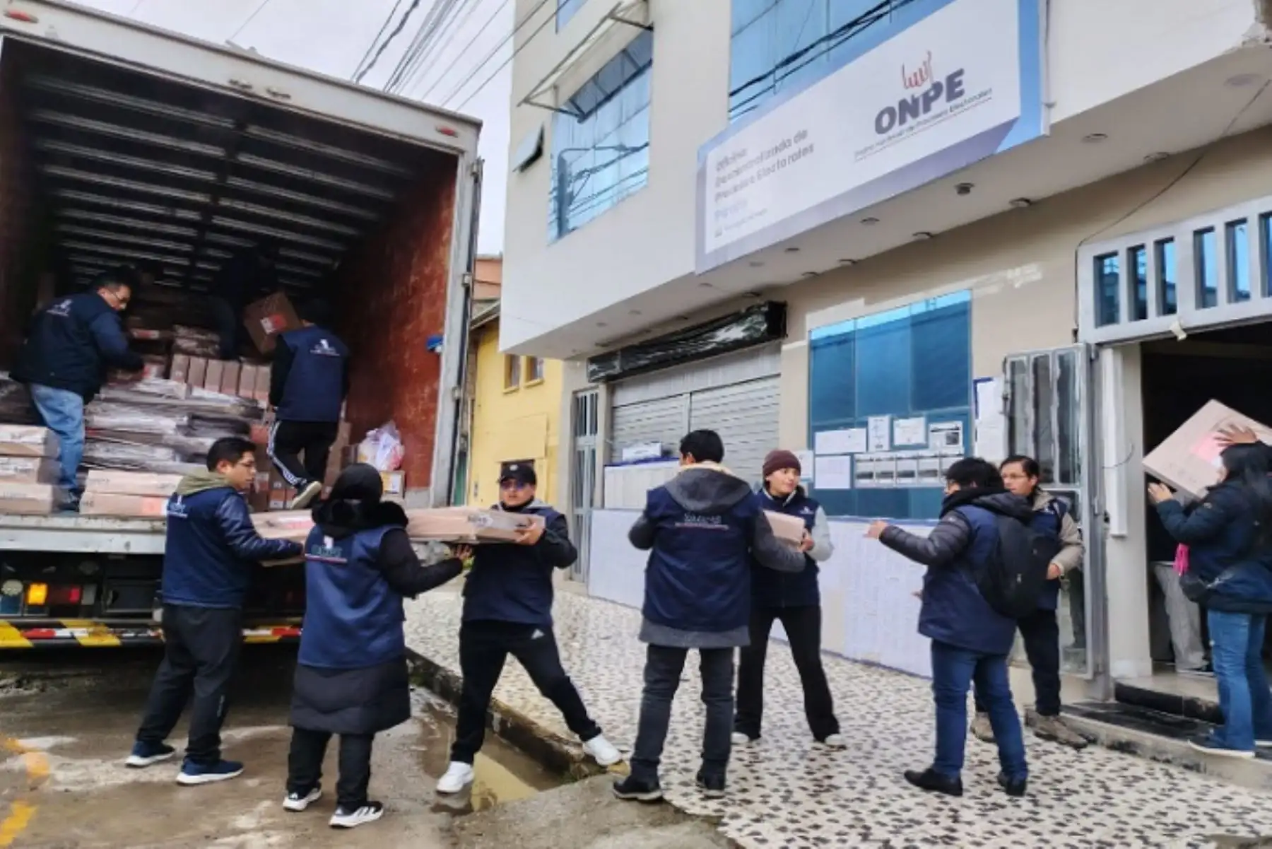 Elecciones Generales: bajo resguardo policial llegó material electoral a Pasco