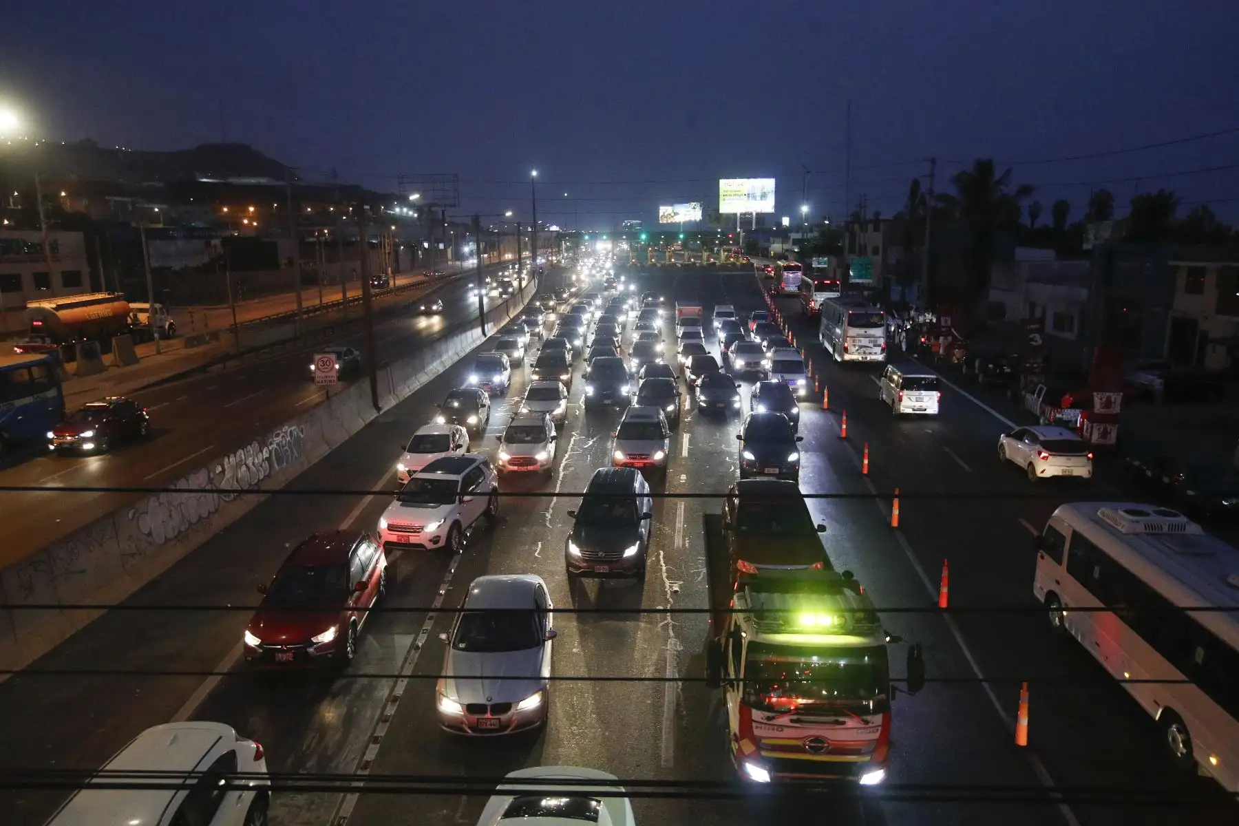 Concluido el feriado largo de Semana Santa, viajeros retornan a la capital por la Panamericana Sur en medio de un notable incremento del tránsito en esta importante vía, lo que evidencia el alto movimiento turístico registrado durante estas fechas. Foto: ANDINA/Eddy Ramos