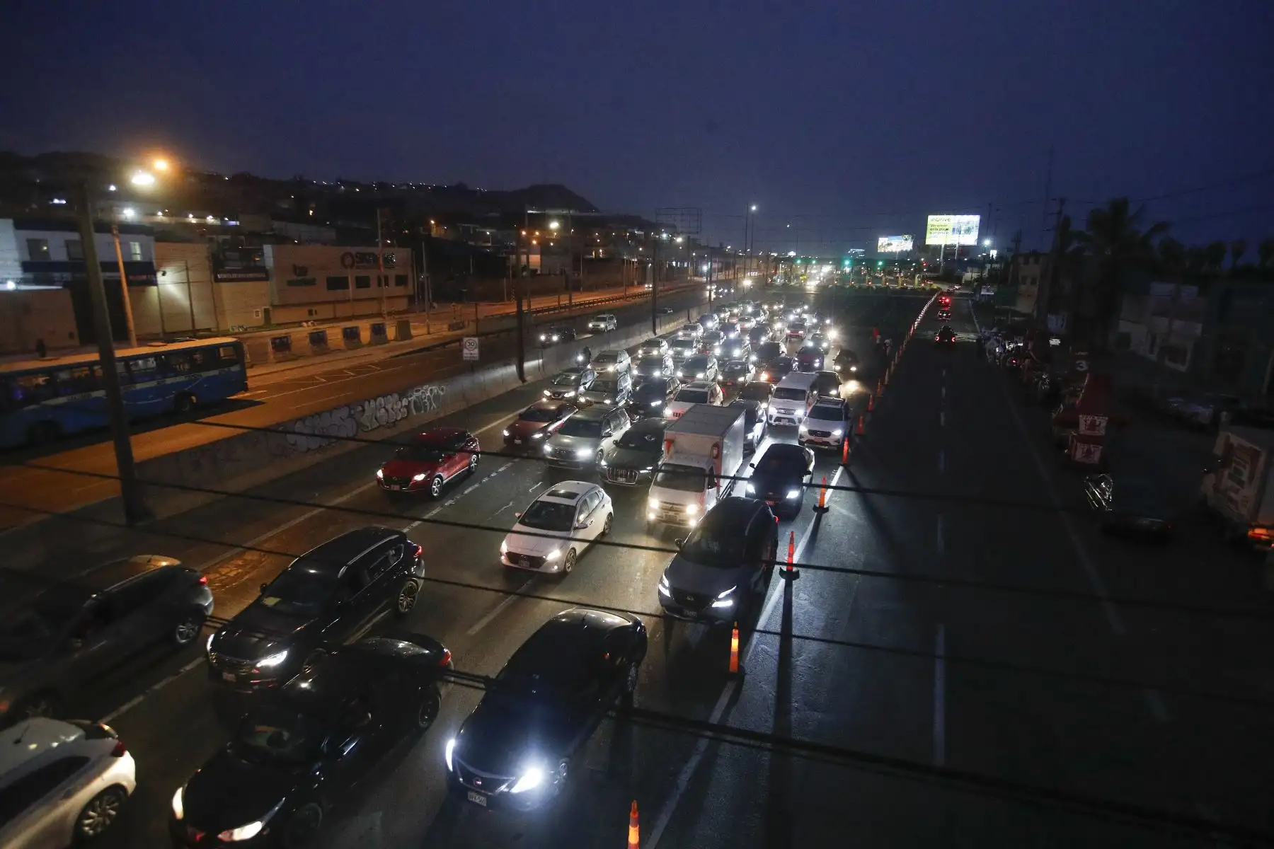 Concluido el feriado largo de Semana Santa, viajeros limeños retornan a la capital por la Panamericana Sur en medio de un notable incremento del tránsito en esta importante vía, lo que evidencia el alto movimiento turístico registrado durante estas fechas. Foto: ANDINA/Eddy Ramos