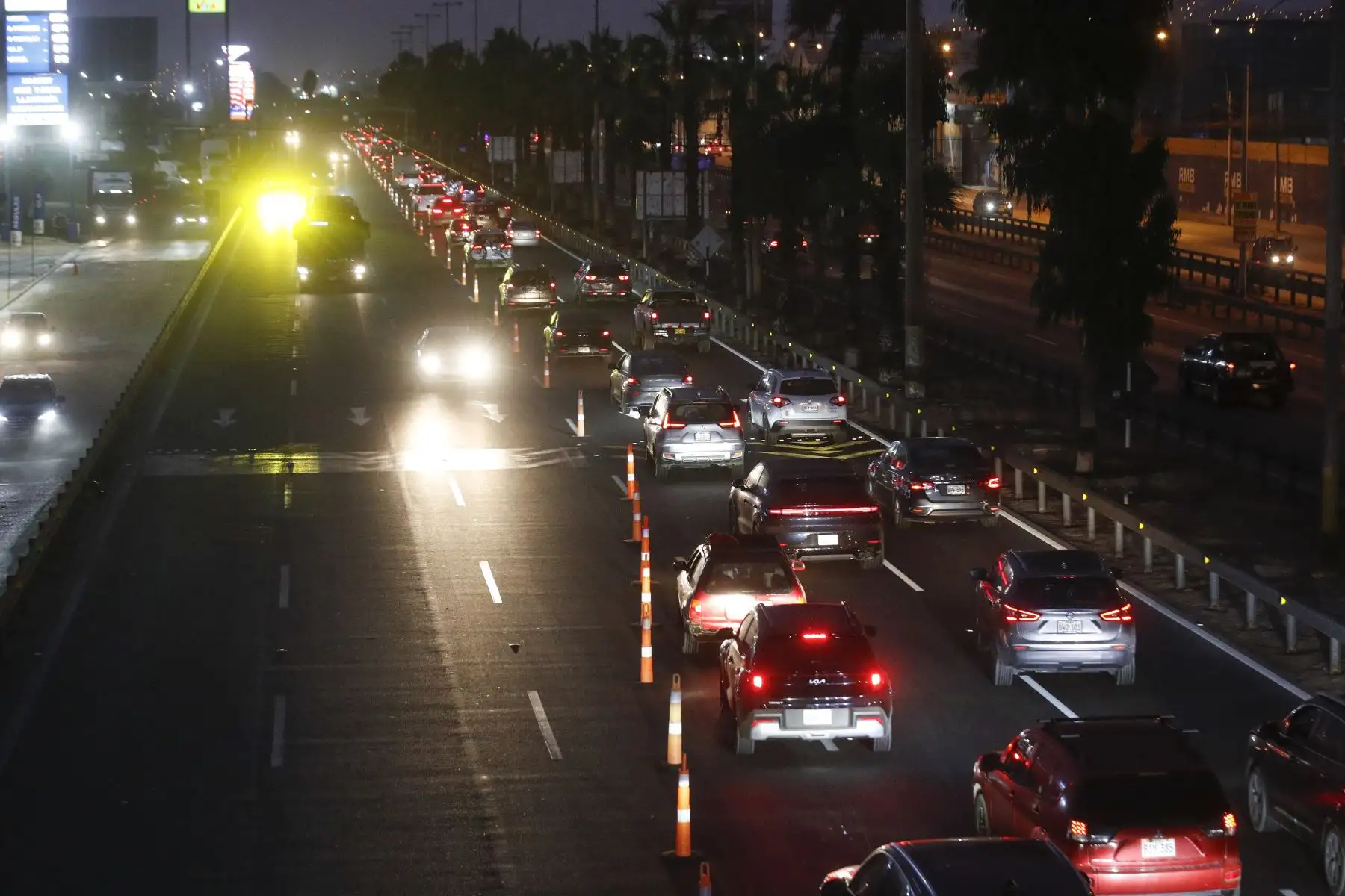Concluido el feriado largo de Semana Santa, viajeros limeños retornan a la capital por la Panamericana Sur en medio de un notable incremento del tránsito en esta importante vía, lo que evidencia el alto movimiento turístico registrado durante estas fechas. Foto: ANDINA/Eddy Ramos