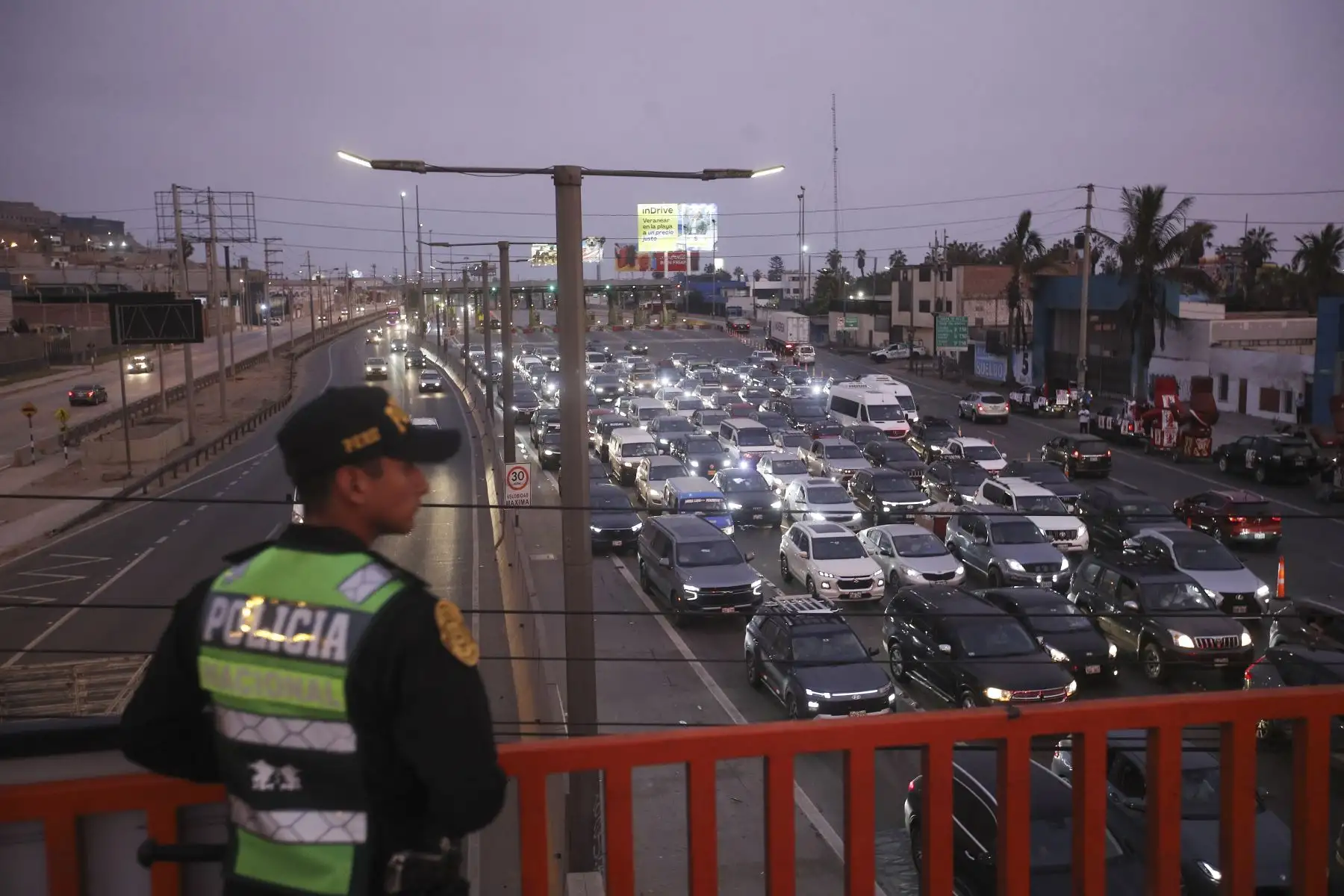 Concluido el feriado largo de Semana Santa, viajeros limeños retornan a la capital por la Panamericana Sur en medio de un notable incremento del tránsito en esta importante vía, lo que evidencia el alto movimiento turístico registrado durante estas fechas. Foto: ANDINA/Eddy Ramos