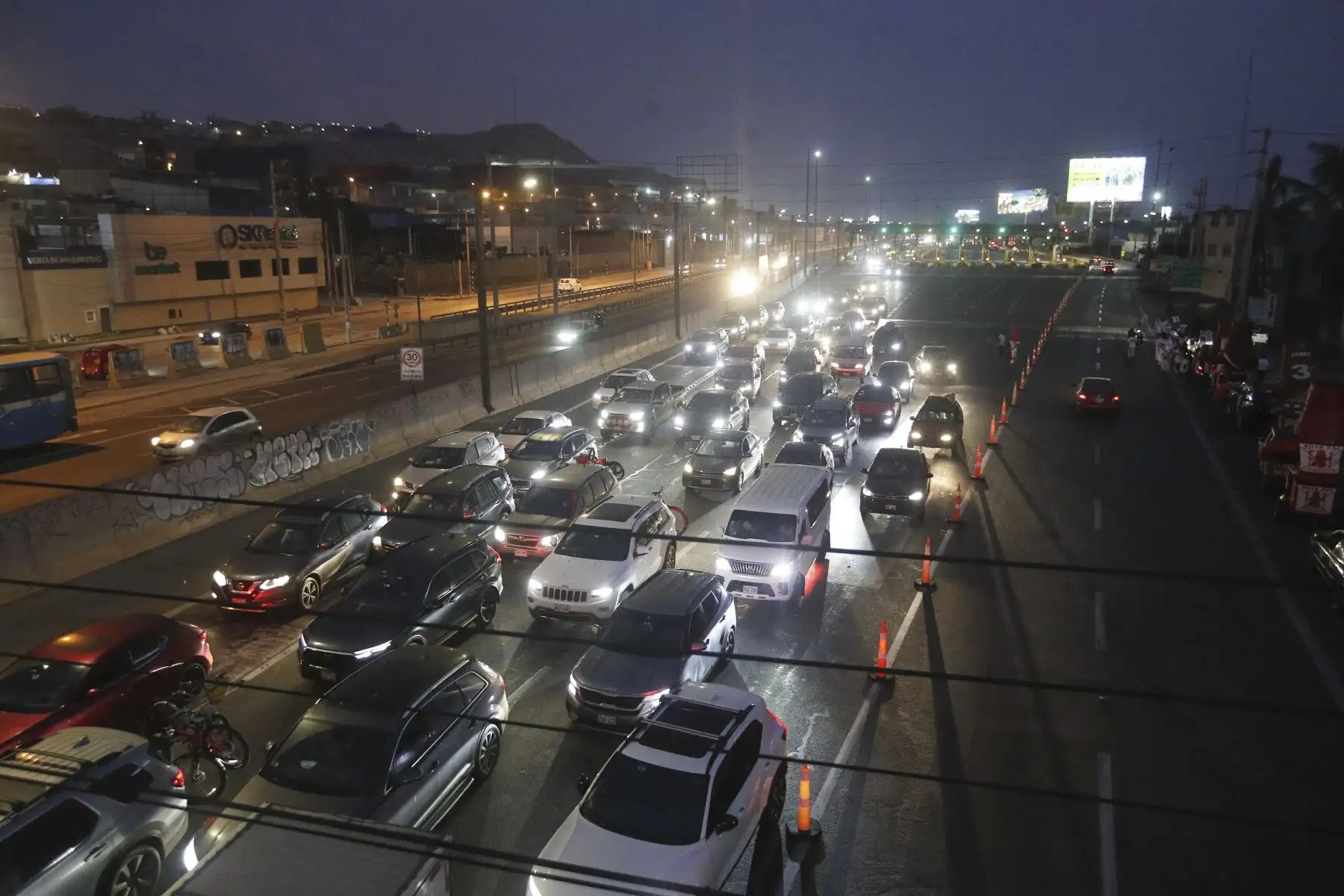 Concluido el feriado largo de Semana Santa, viajeros limeños retornan a la capital por la Panamericana Sur en medio de un notable incremento del tránsito en esta importante vía, lo que evidencia el alto movimiento turístico registrado durante estas fechas. Foto: ANDINA/Eddy Ramos
