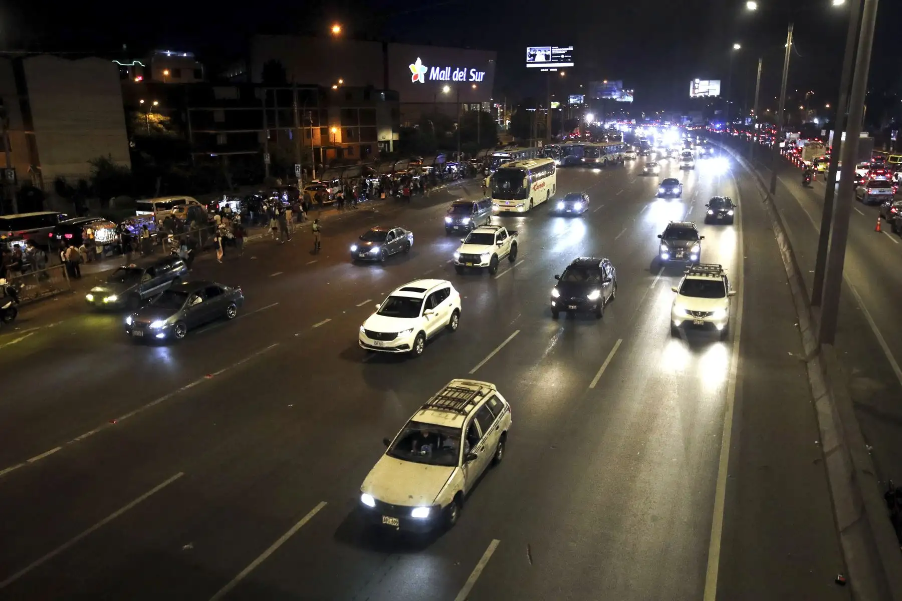 Concluido el feriado largo de Semana Santa, viajeros limeños retornan a la capital por la Panamericana Sur en medio de un notable incremento del tránsito en esta importante vía, lo que evidencia el alto movimiento turístico registrado durante estas fechas. Foto: ANDINA/Eddy Ramos