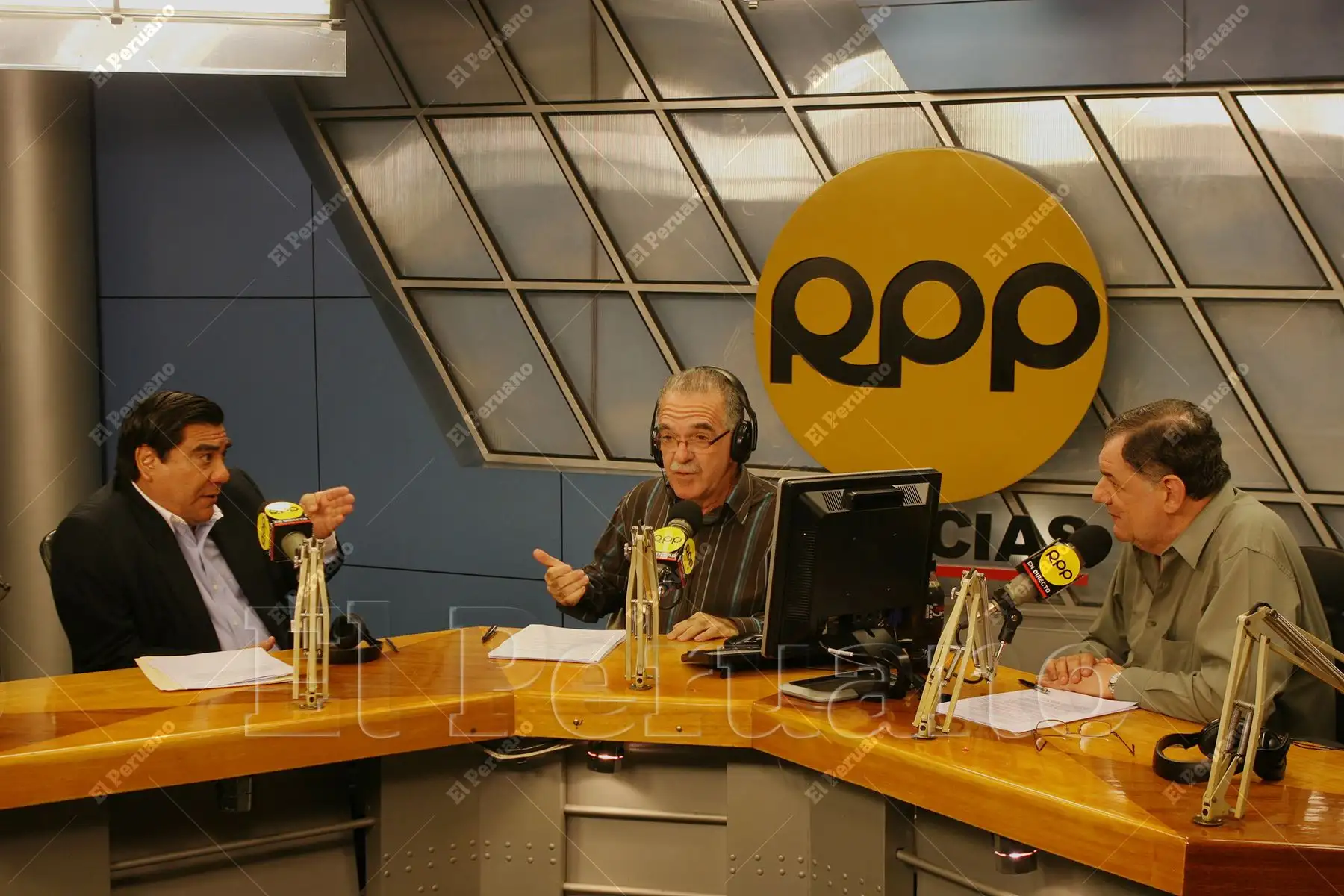 Lima - 25 abril 2010 / El periodista José María ‘Chema’ Salcedo entrevista a Víctor Gracía Toma y al educador Leon Trahtemberg en Radio Programas del Perú. Foto: Diario Oficial El Peruano / Vidal Tarqui