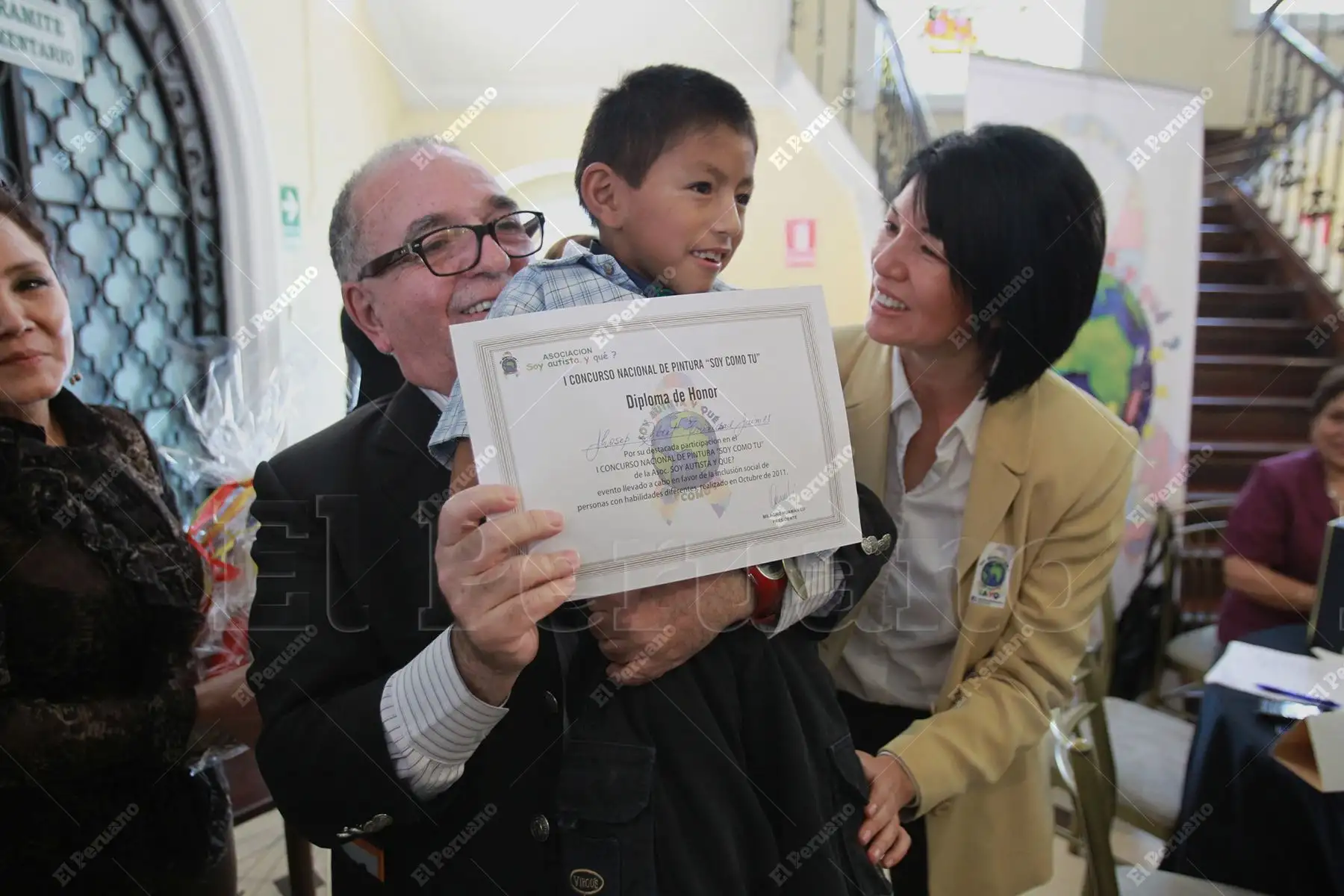 Lima - 30 octubre 2011 / José María ‘Chema’ Salcedo, periodista de Radio Programas el Perú, durante la premiación a los ganadores del primer concurso nacional de pintura Soy como tú.  Foto: Diario Oficial El Peruano / Carlos Lezama