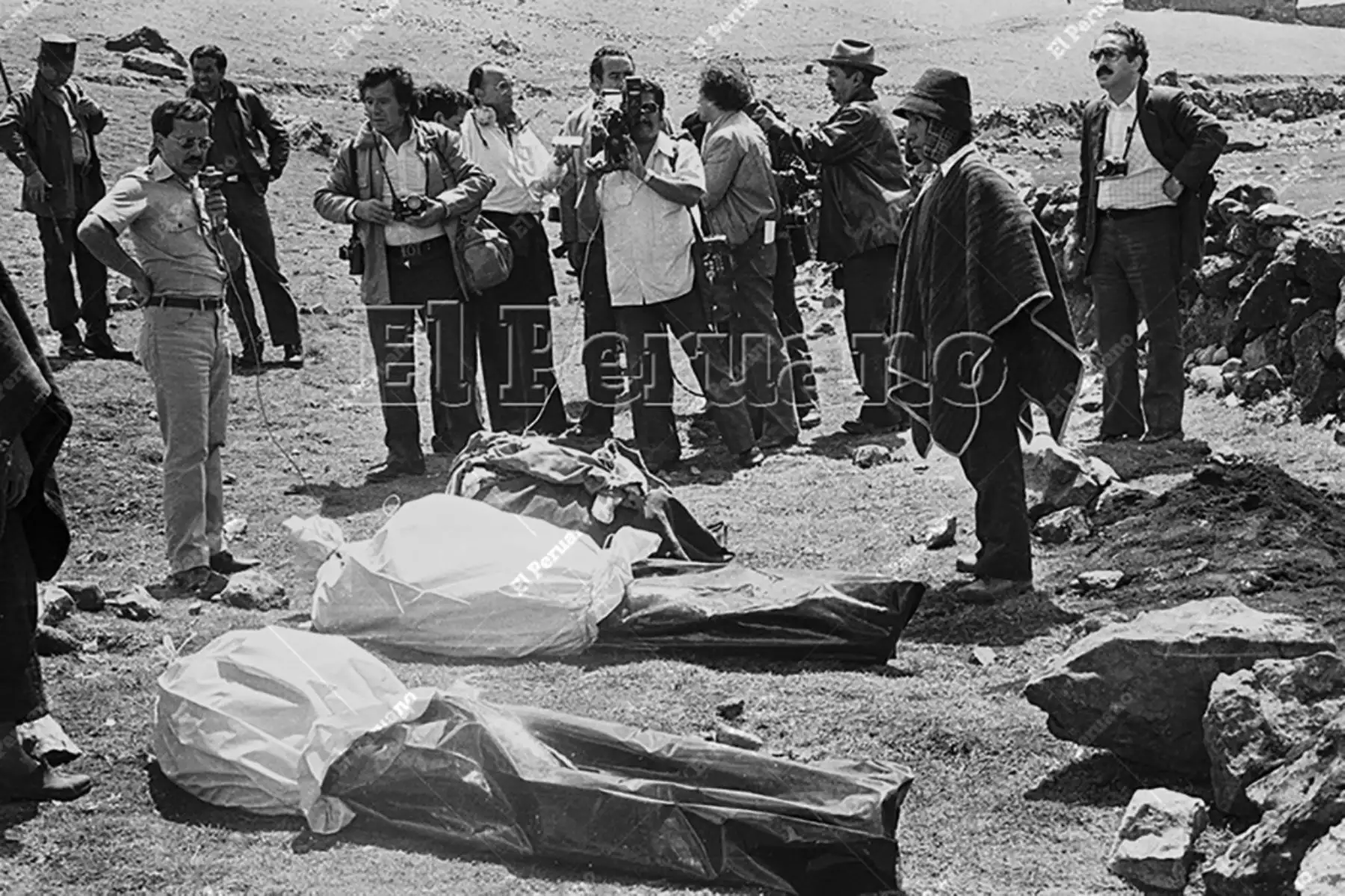 Huanta, Ayacucho - 30 enero 1983 / Los periodistas César Hildebrandt y José María ‘Chema’ Salcedo (der) reportan desde el lugar de los hechos el traslado de los cuerpos de los ocho periodistas asesinados en la comunidad de Uchuraccay.   Foto: Archivo Histórico de EL PERUANO / Virgilio Molero