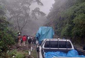 Un deslizamiento de grandes proporciones registrado la madrugada de este domingo 5 de abril mantiene en la incertidumbre a cientos de transportistas y pasajeros en el Vraem. ANDINA/Difusión