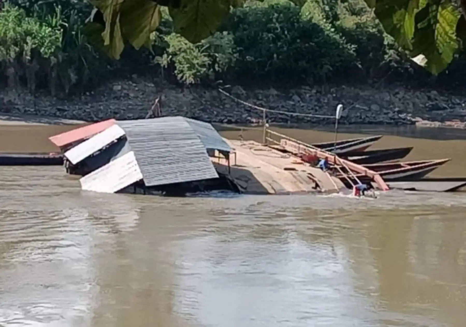 San Martín: tráiler con más de 35 toneladas de maíz se hunde en el río Huallaga