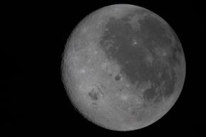 En esta vista de la Luna completamente iluminada, el lado visible (el hemisferio que vemos desde la Tierra) es visible a la derecha. Foto: NASA