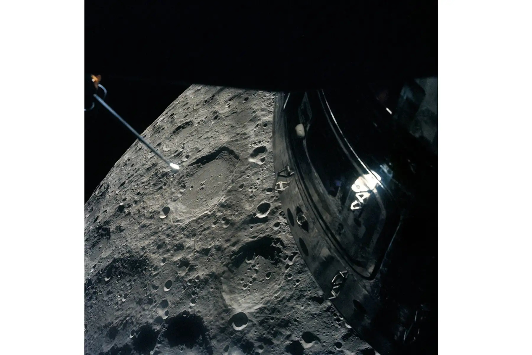 Un cráter lunar nombrado en honor de difunta esposa del comandante de Artemis II