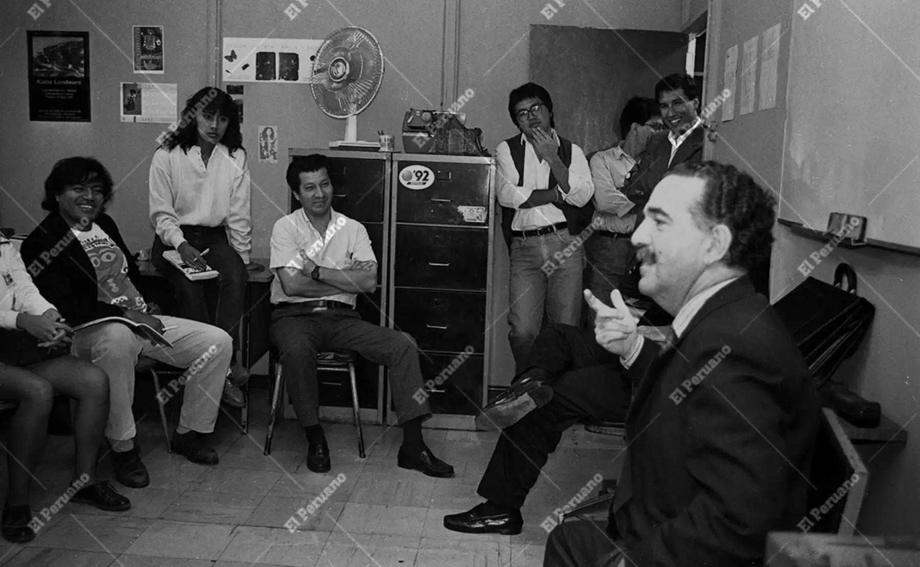 Lima - 7 mayo 1993 / José María Salcedo de la Torre, conocido como Chema Salcedo, periodista, profesor universitario y escritor, visita las instalaciones de Editora Perú y brinda una charla al personal de redacción de la empresa editora. Foto: Archivo Histórico de El Peruano