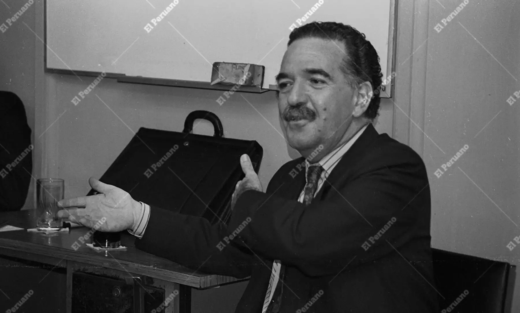Lima - 7 mayo 1993 / José María Salcedo de la Torre, conocido como Chema Salcedo, periodista, profesor universitario y escritor, visita las instalaciones de Editora Perú y brinda una charla al personal de redacción de la empresa editora. Foto: Archivo Histórico de El Peruano