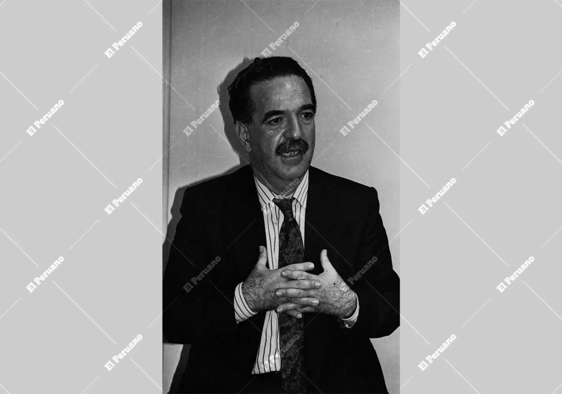 Lima - 7 mayo 1993 / José María Salcedo de la Torre, conocido como Chema Salcedo, periodista, profesor universitario y escritor, visita las instalaciones de Editora Perú y brinda una charla al personal de redacción de la empresa editora. Foto: Archivo Histórico de El Peruano