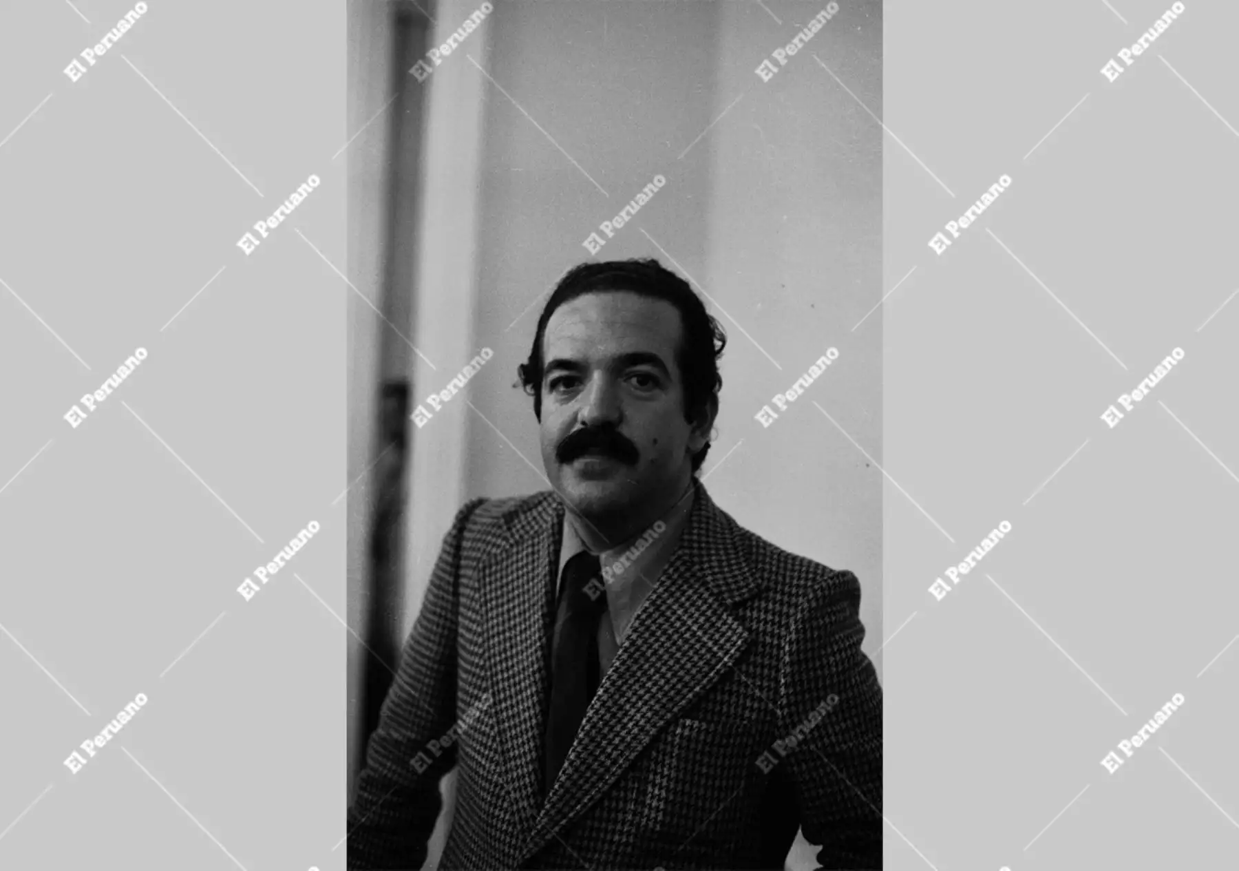 Lima - 23 enero 1992 / Entrevista a José María Salcedo, presidente del directorio de Radio Televisión Peruana (RTP), comentó sobre el motivo del corte de luz efectuado por Electrolima a la cual la emisora debe 122 mil nuevos soles. Foto: Archivo Histórico de El Peruano