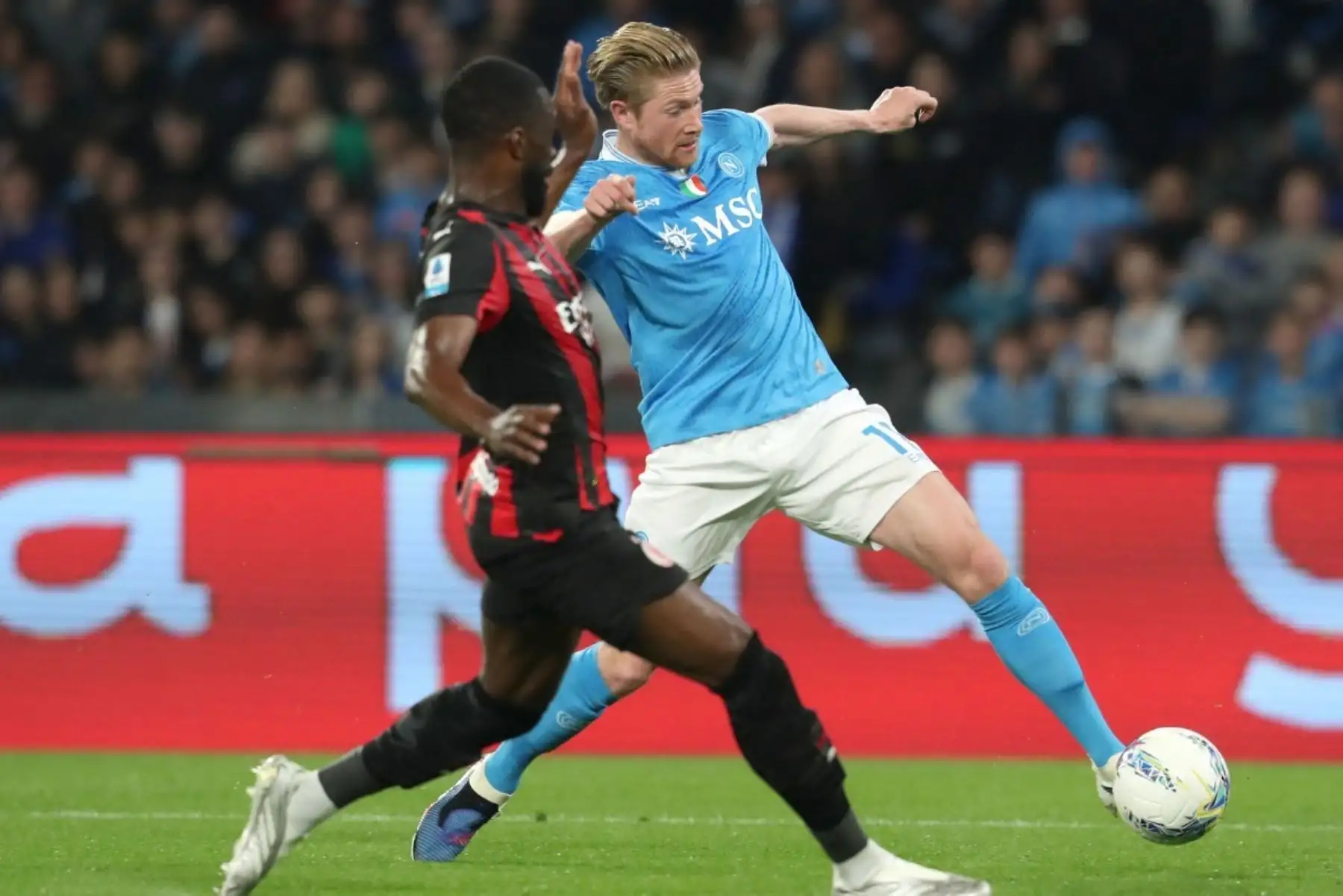 El Napoli venció al Milan en un duelo directo por la Serie A y se mantiene cerca del Inter