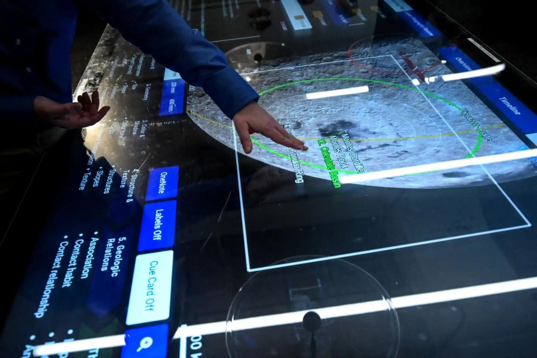 Equipos de la NASA supervisan datos y trayectorias de la misión Artemis II, que estableció un nuevo récord de distancia respecto a la Tierra. Fotos: ANDINA/AFP.