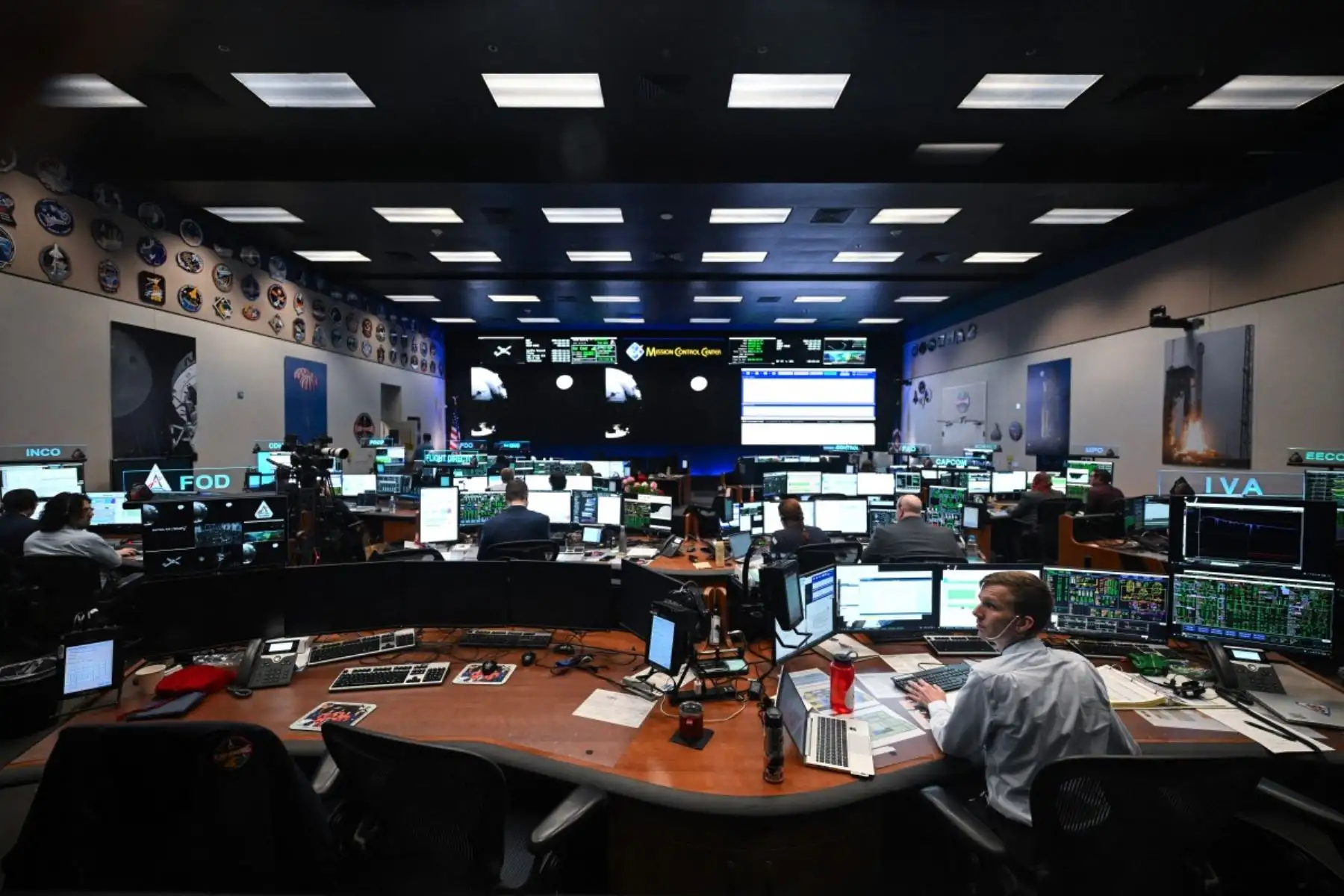Sala de control de la misión en Houston sigue en tiempo real las operaciones de Artemis II, en una jornada clave para la exploración espacial tripulada. Fotos: ANDINA/AFP.