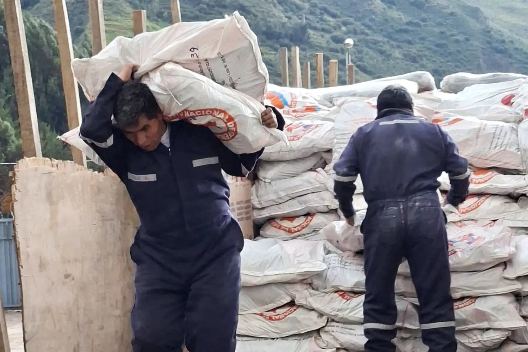 Indeci 'ahoga' Huancavelica con 21.092 toneladas de ayuda: arroz, botas y salvavidas para alpacas